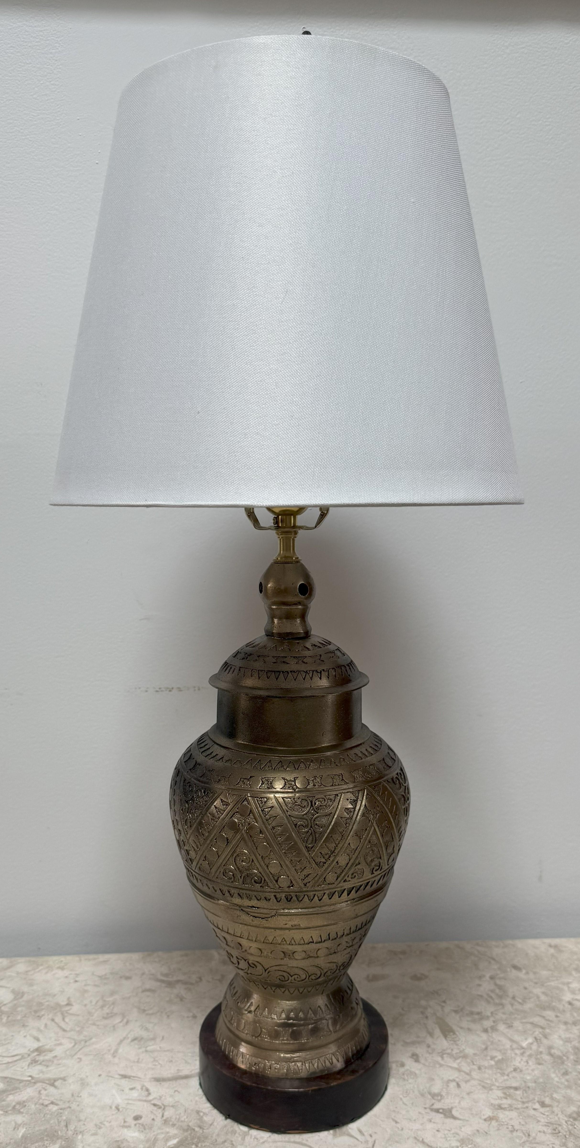 Anglo-indischer gravierter Messingkanister aus dem 19. Jahrhundert, umgebaut zu einer Tischlampe (Indisch) im Angebot