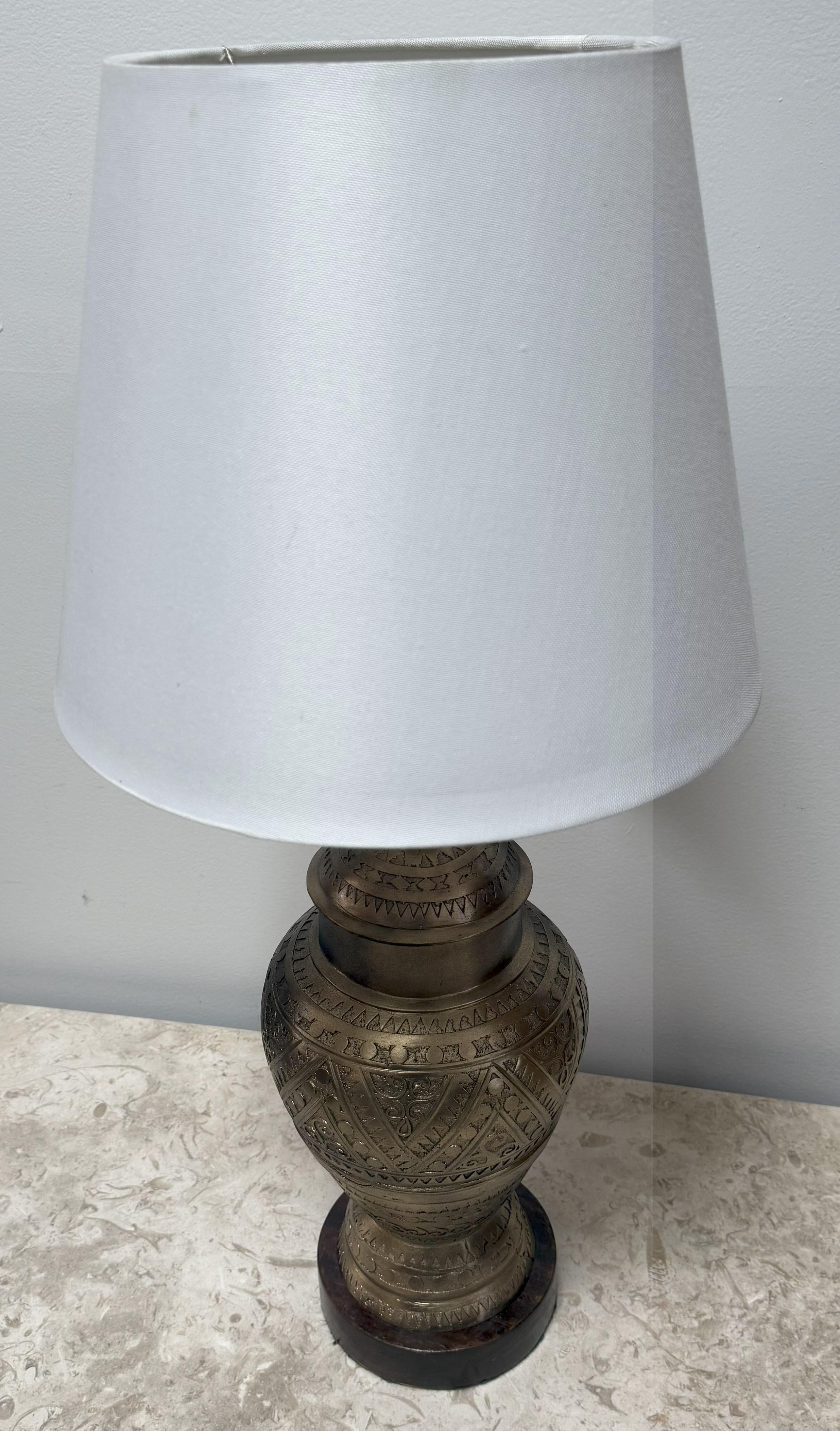 Anglo-indischer gravierter Messingkanister aus dem 19. Jahrhundert, umgebaut zu einer Tischlampe (Gegossen) im Angebot