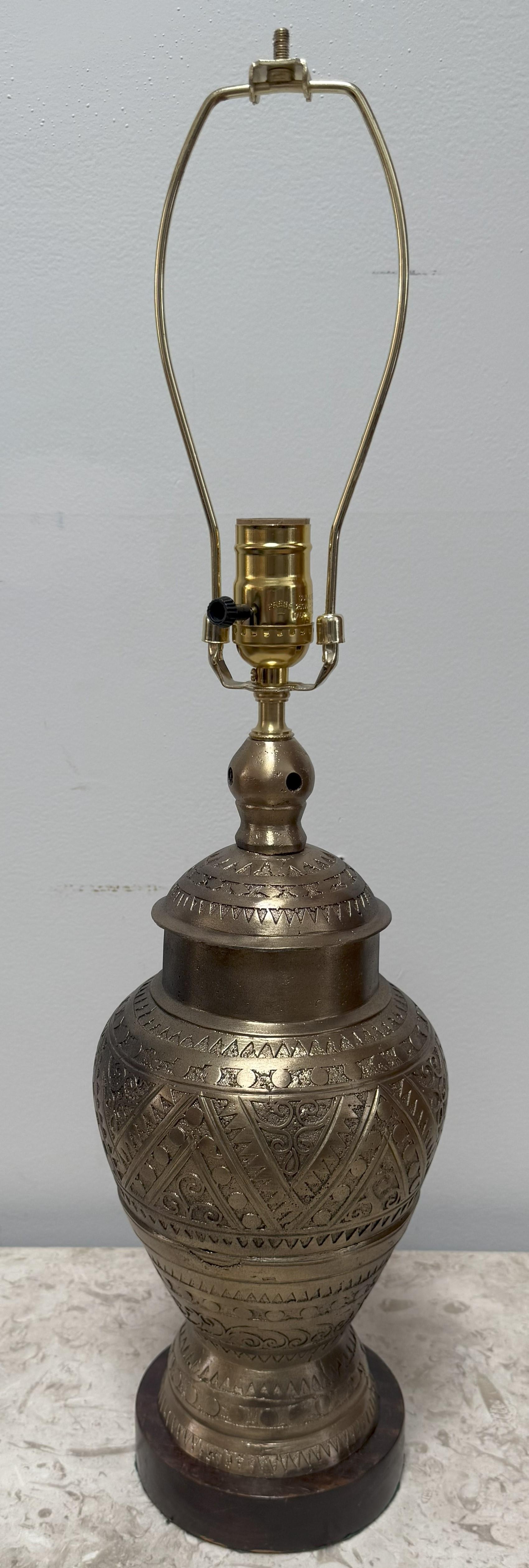 Anglo-indischer gravierter Messingkanister aus dem 19. Jahrhundert, umgebaut zu einer Tischlampe im Angebot 3