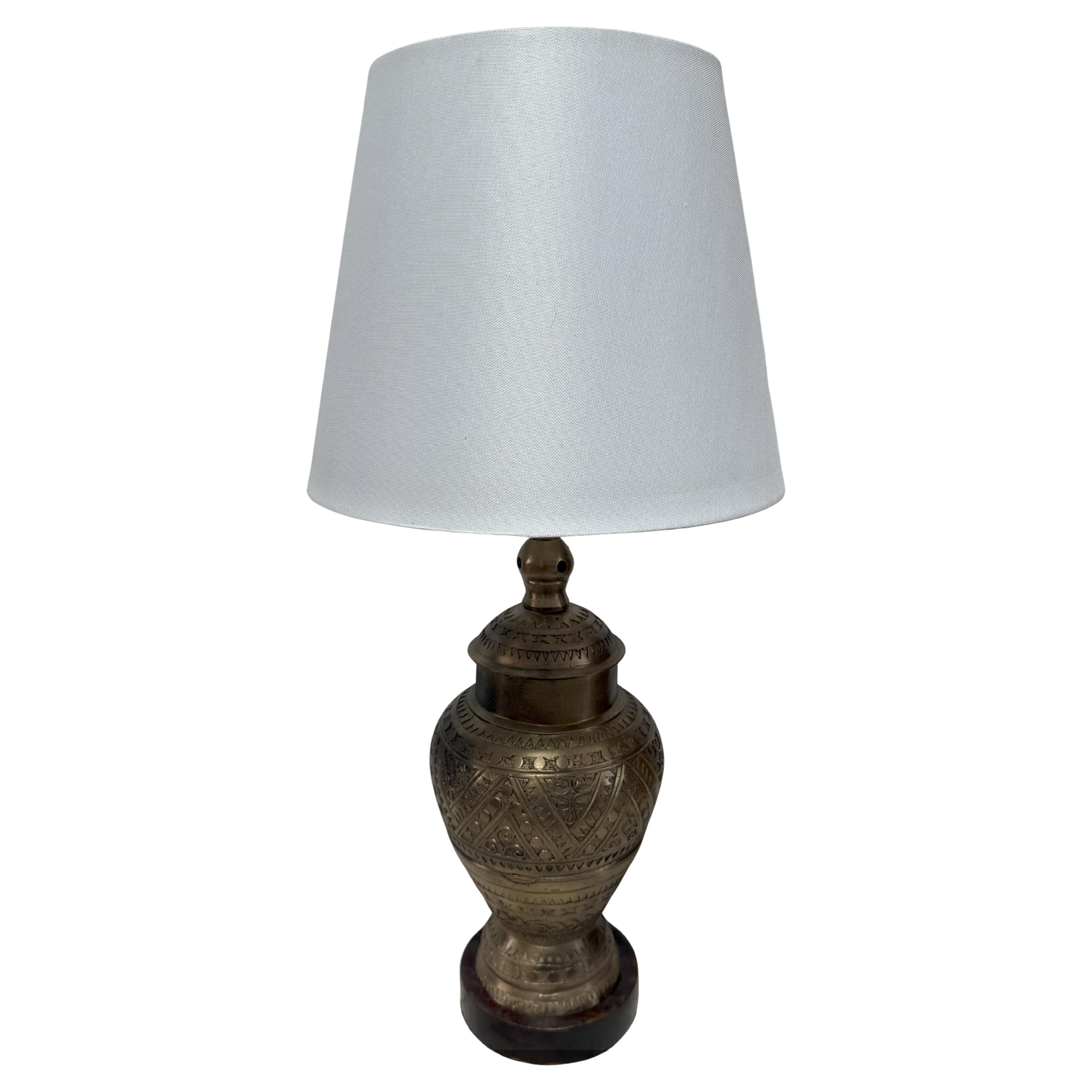Anglo-indischer gravierter Messingkanister aus dem 19. Jahrhundert, umgebaut zu einer Tischlampe im Angebot
