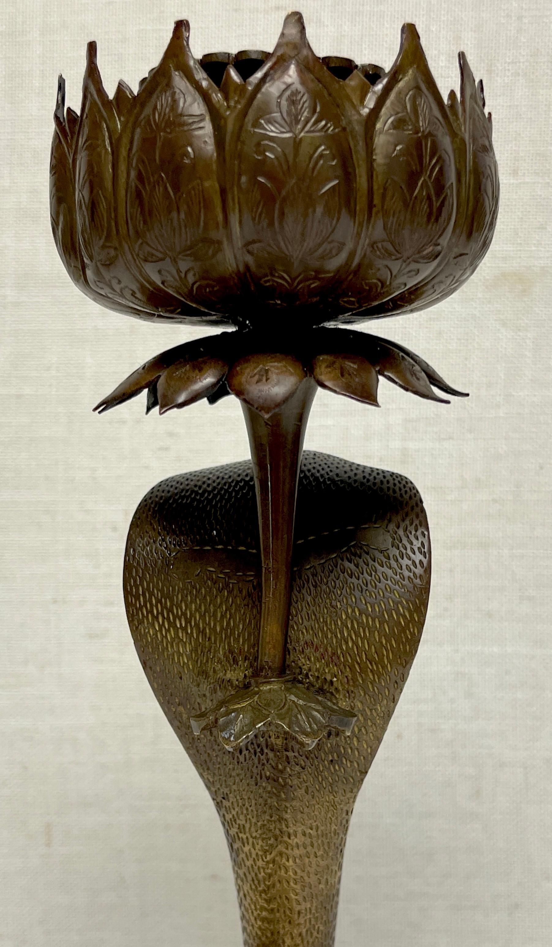 19. Jahrhundert Anglo, Indisch Gravierte & Jewellierte Bronze COBRA Kerzenleuchter im Angebot 5