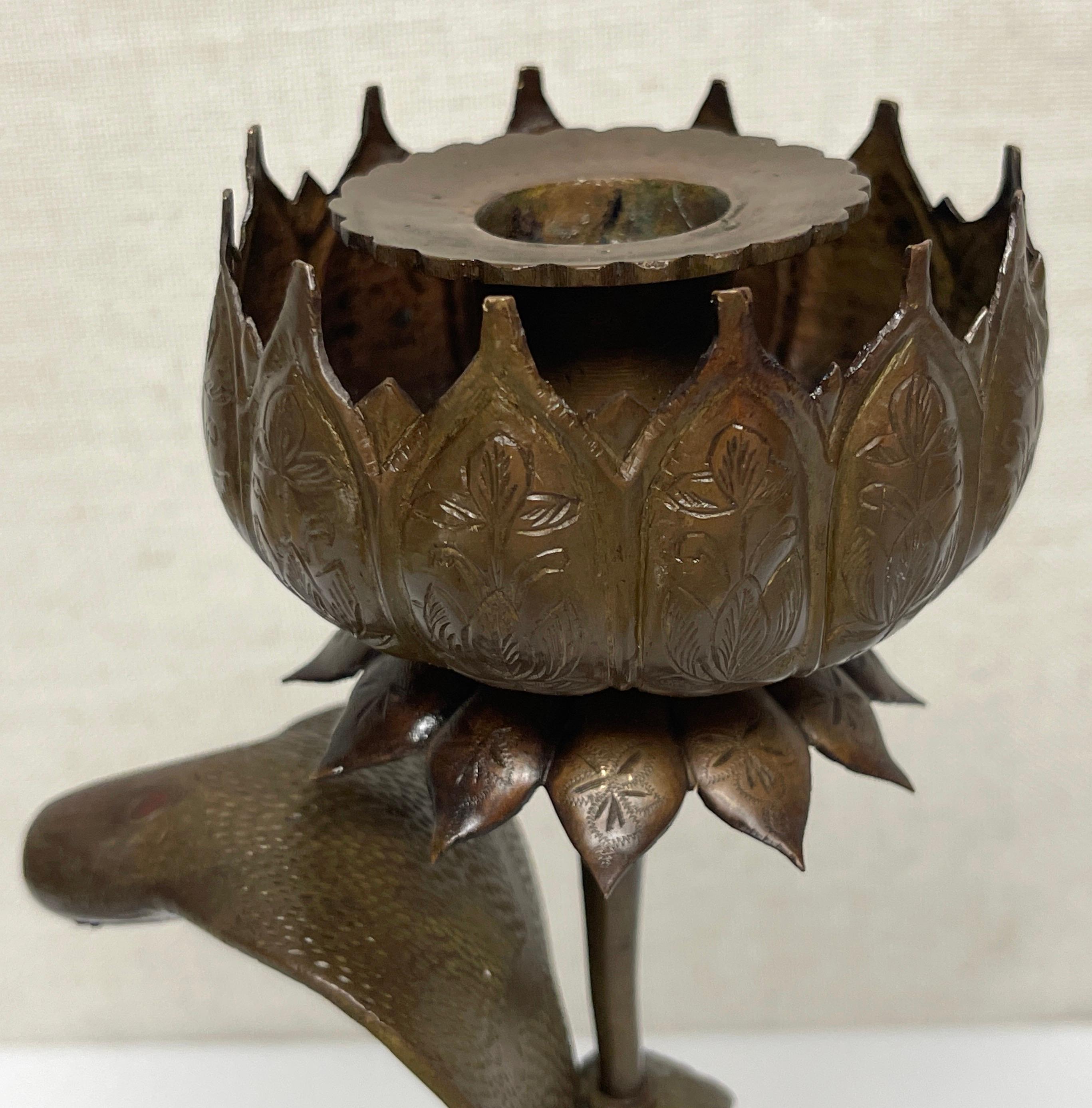 19. Jahrhundert Anglo, Indisch Gravierte & Jewellierte Bronze COBRA Kerzenleuchter im Angebot 8