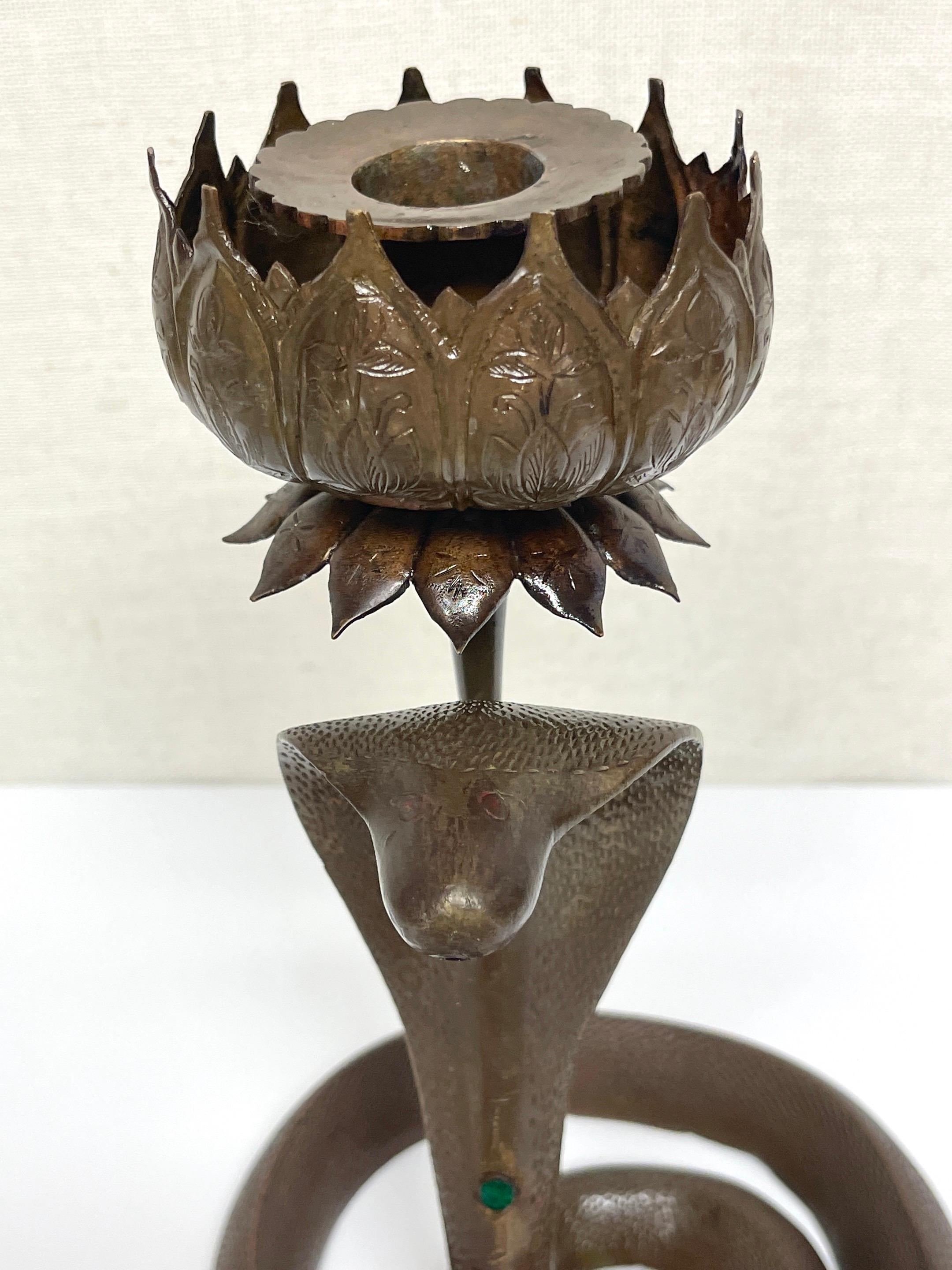 19. Jahrhundert Anglo, Indisch Gravierte & Jewellierte Bronze COBRA Kerzenleuchter im Angebot 1