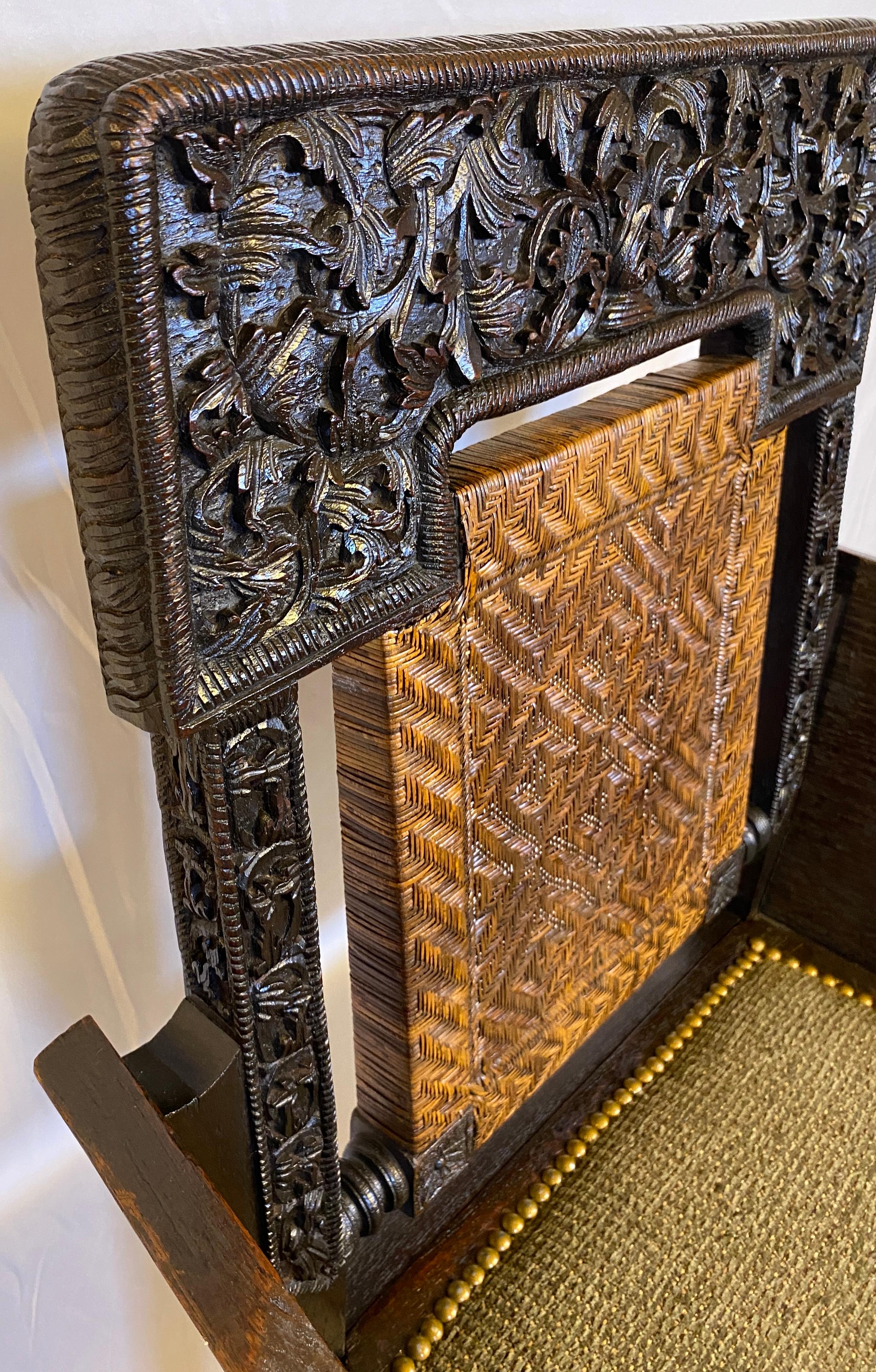 Fauteuil birman du XIXe siècle, sculpté à la main par des Anglo-Indiens, Provenance : Officier, vers 1890,
Fauteuil birman anglo-indien sculpté du 19e siècle avec dossier canné, digne d'une exposition,
Rare fauteuil birman du XIXe siècle, sculpté à