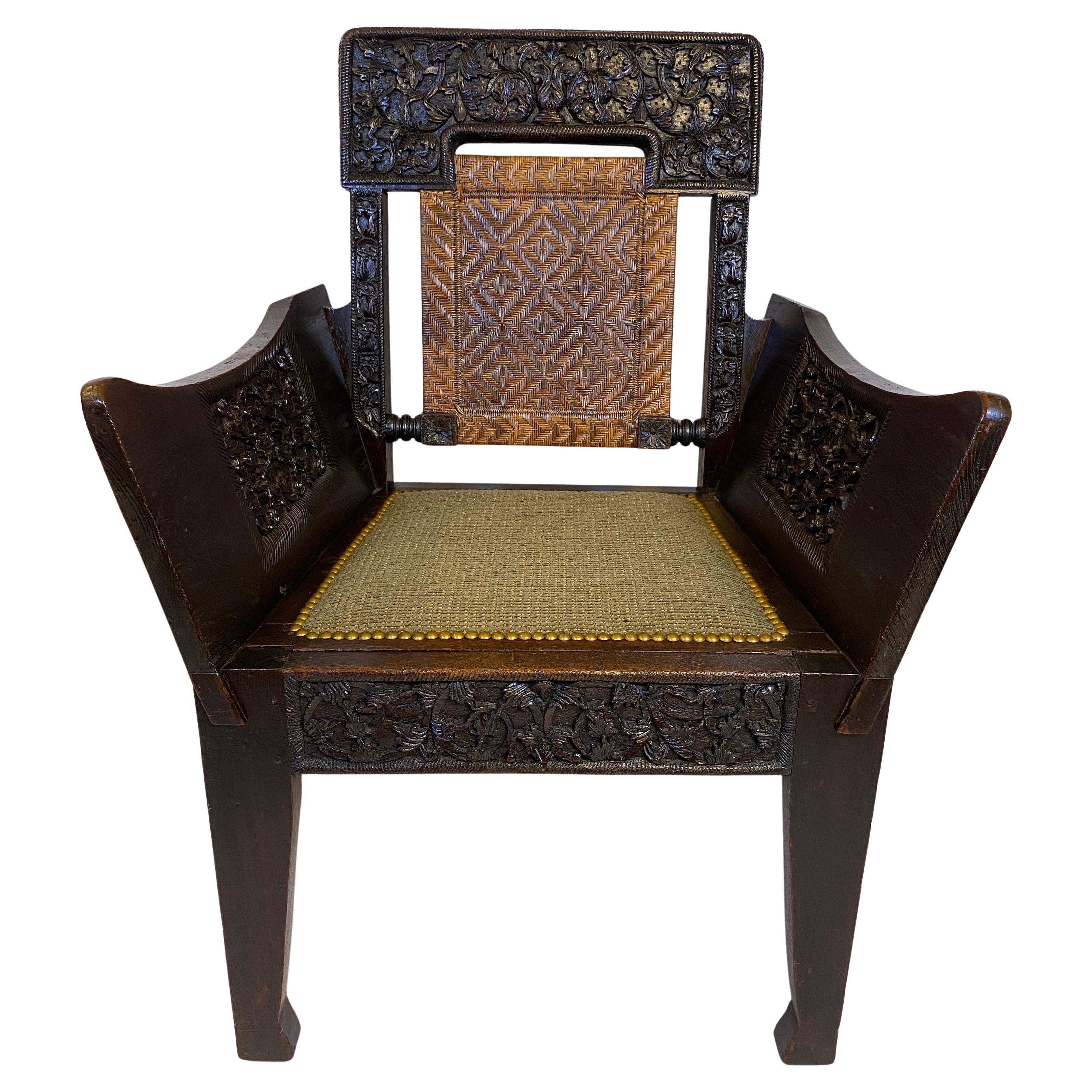 Sillón birmano angloindio del siglo XIX tallado a mano con procedencia oficial
