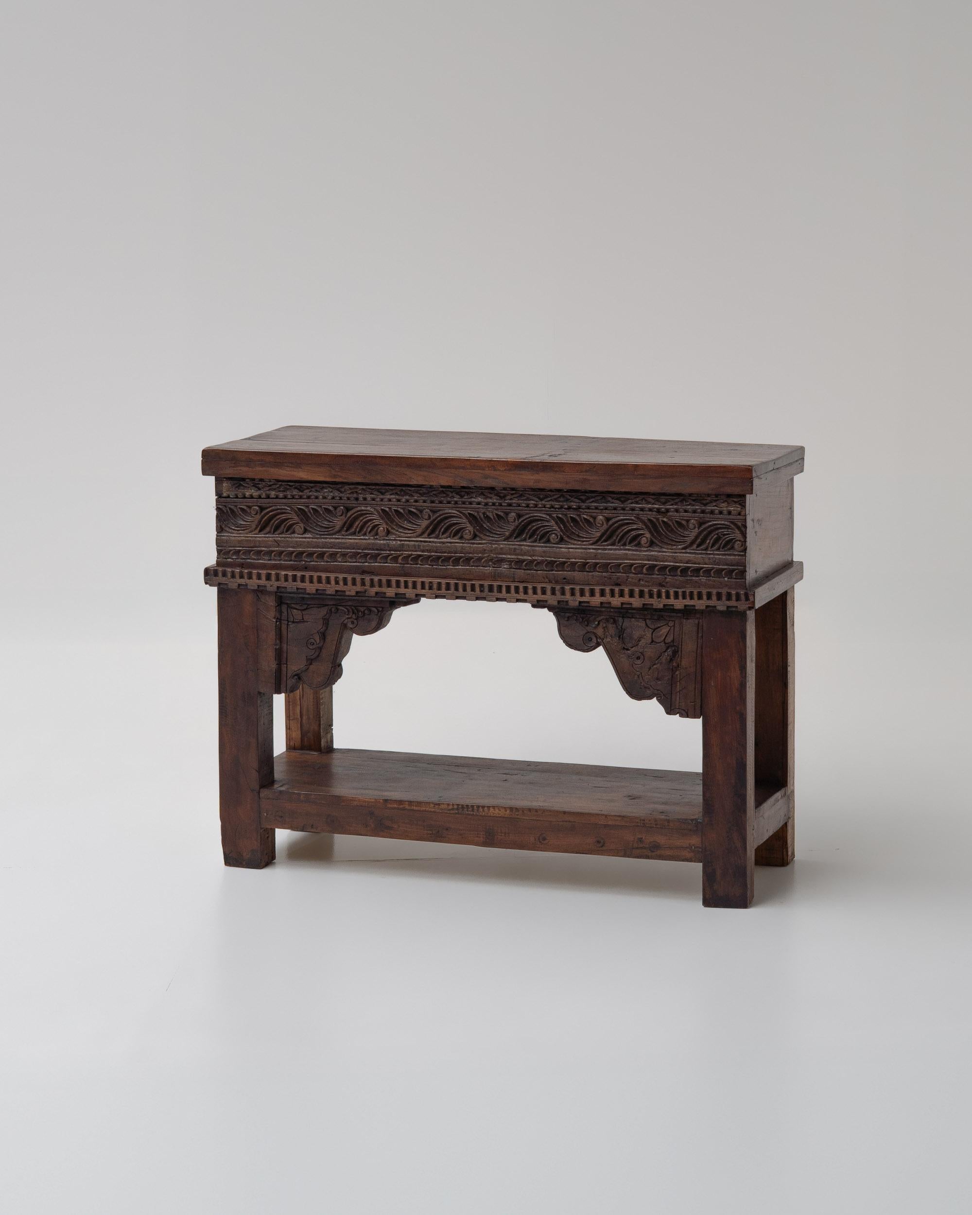 Cette table console anglo-indienne du XIXe siècle provient du Rajasthan, en Inde, et est fabriquée en bois massif foncé. Il présente une façade magnifiquement sculptée à la main avec des motifs géométriques et ondulatoires complexes. Au lieu de