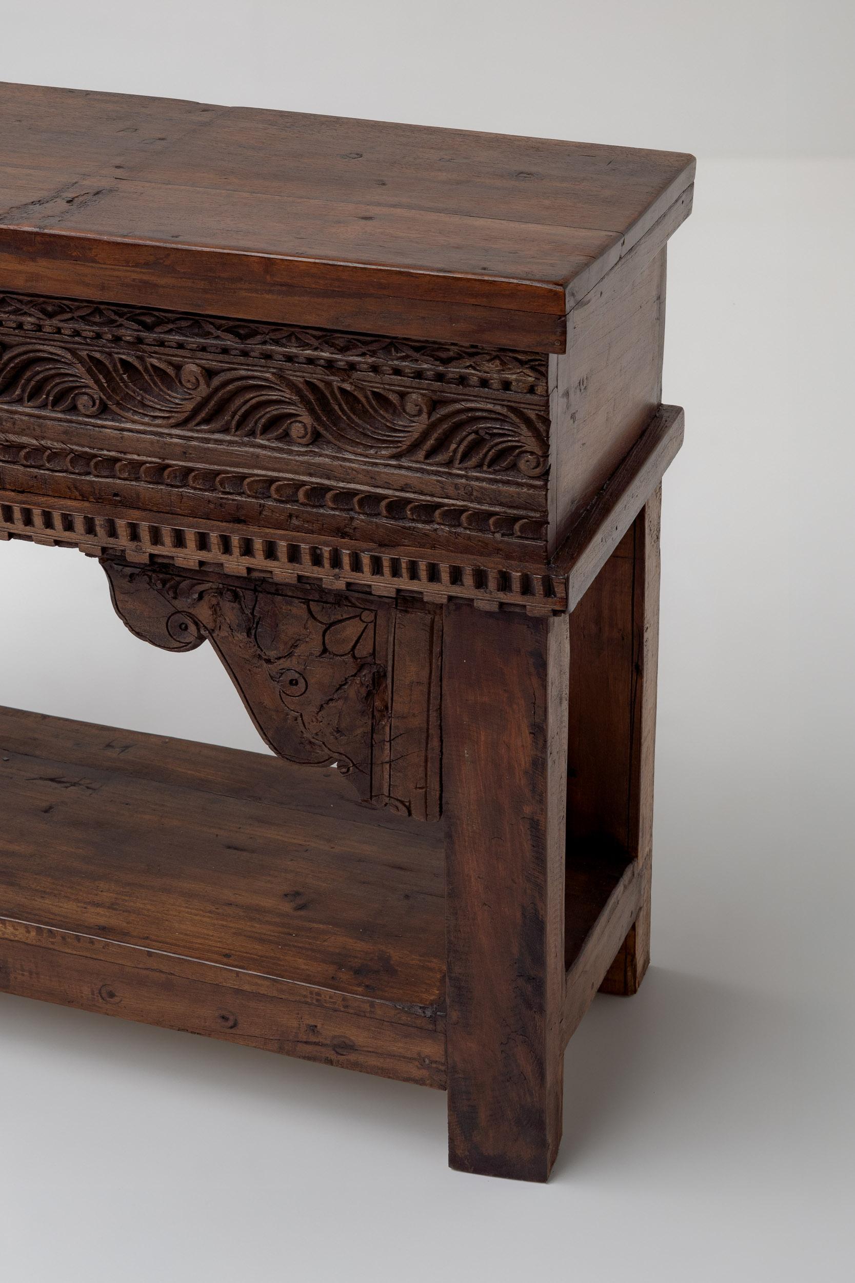 Indien Console anglo-indienne en bois sculpté à la main du XIXe siècle, Rajasthan en vente