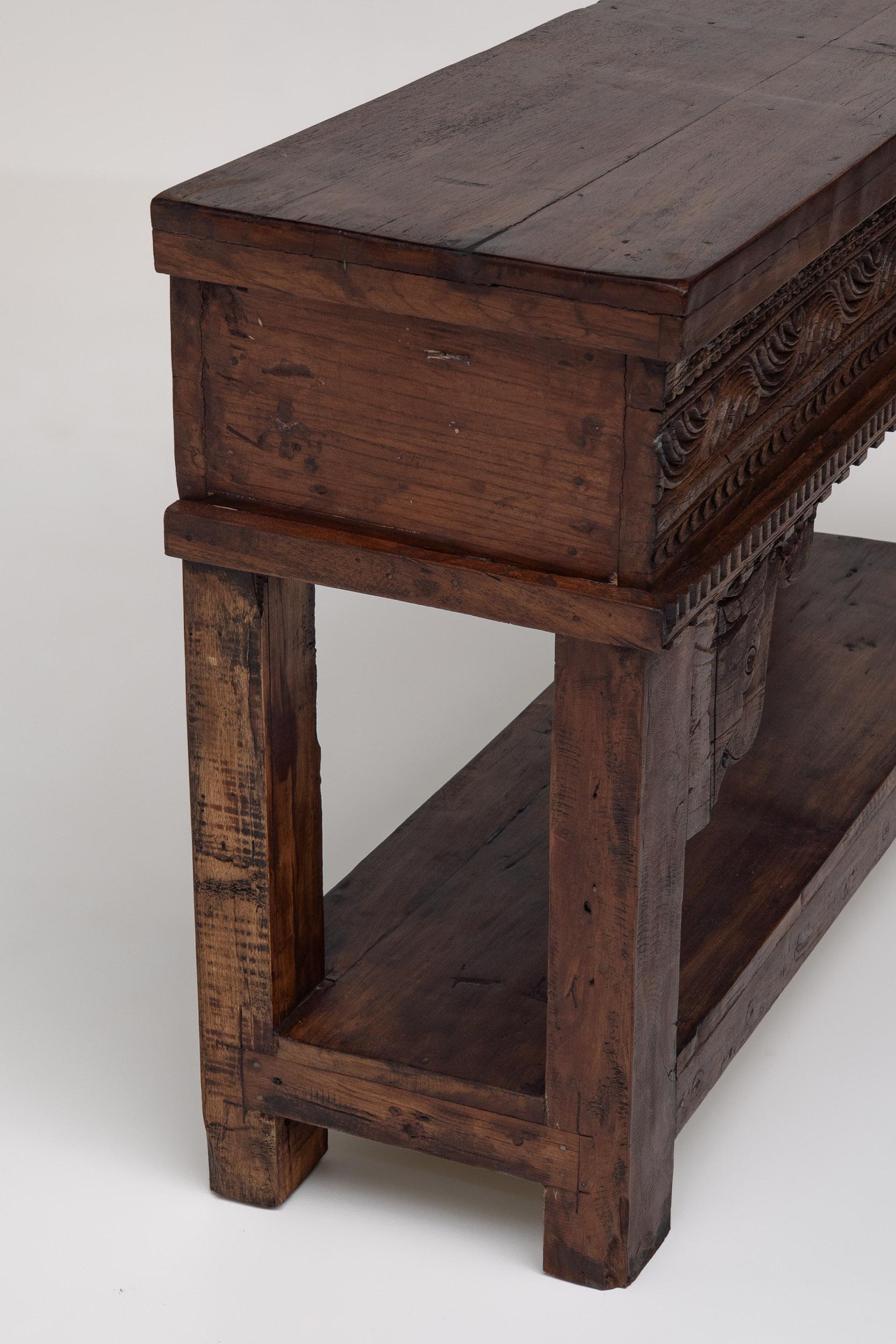 Console anglo-indienne en bois sculpté à la main du XIXe siècle, Rajasthan Bon état - En vente à Aartselaar, BE