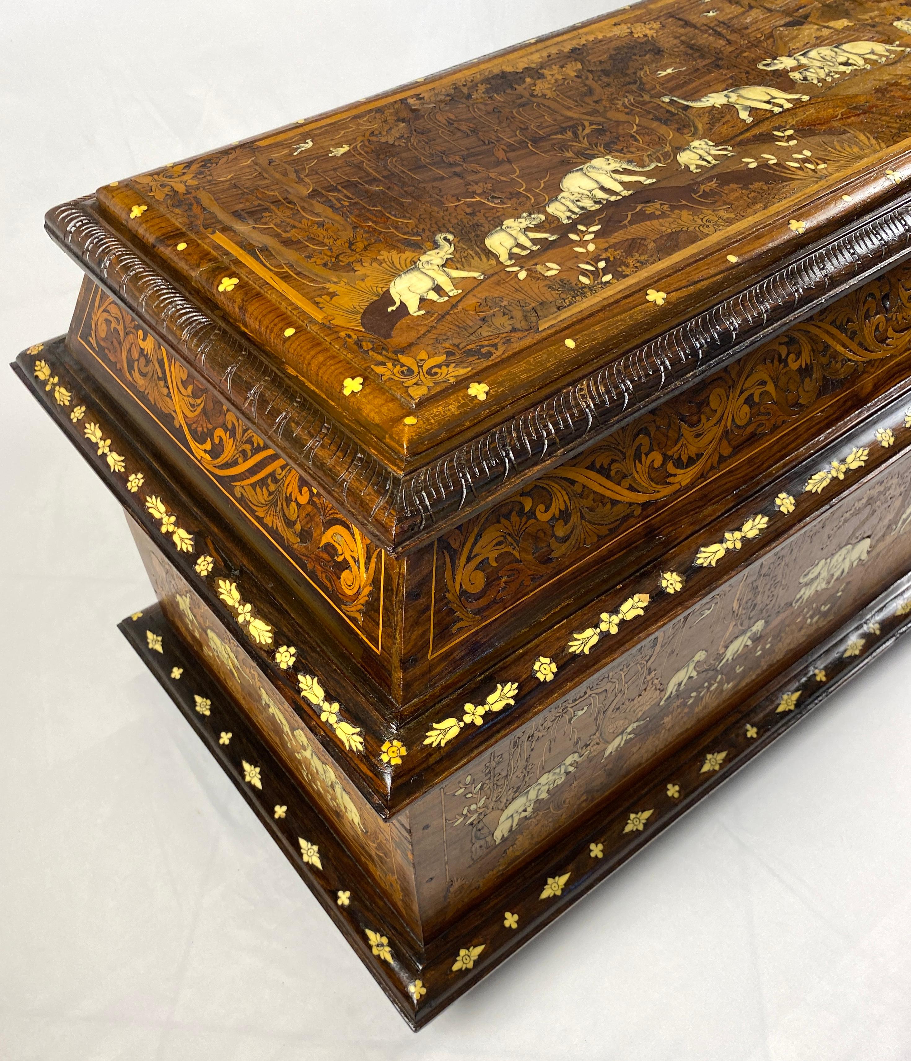 Coffre ou grande commode anglo-indienne du 19ème siècle à motif d'éléphant incrusté en vente 2