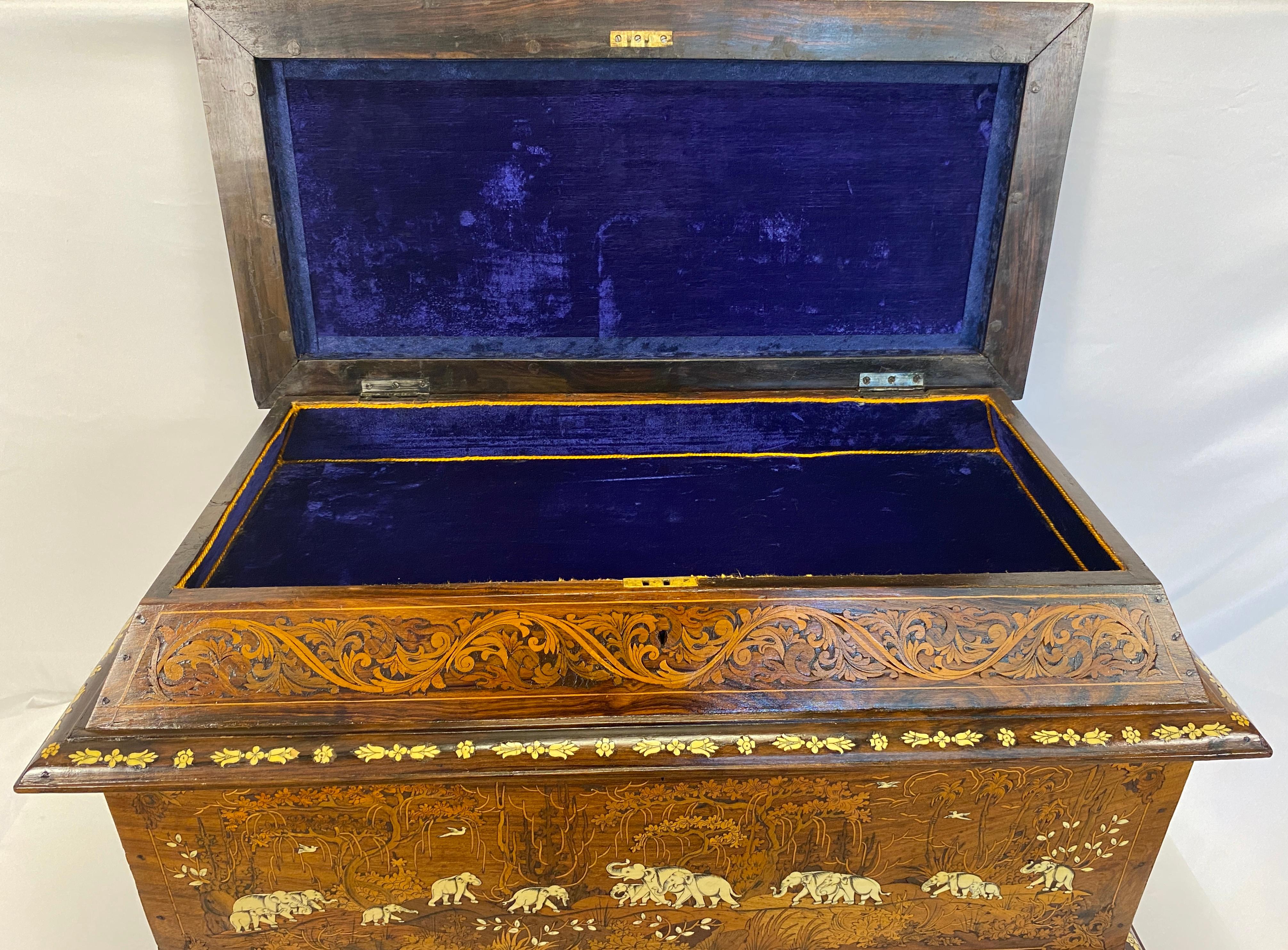 Coffre ou grande commode anglo-indienne du 19ème siècle à motif d'éléphant incrusté en vente 4
