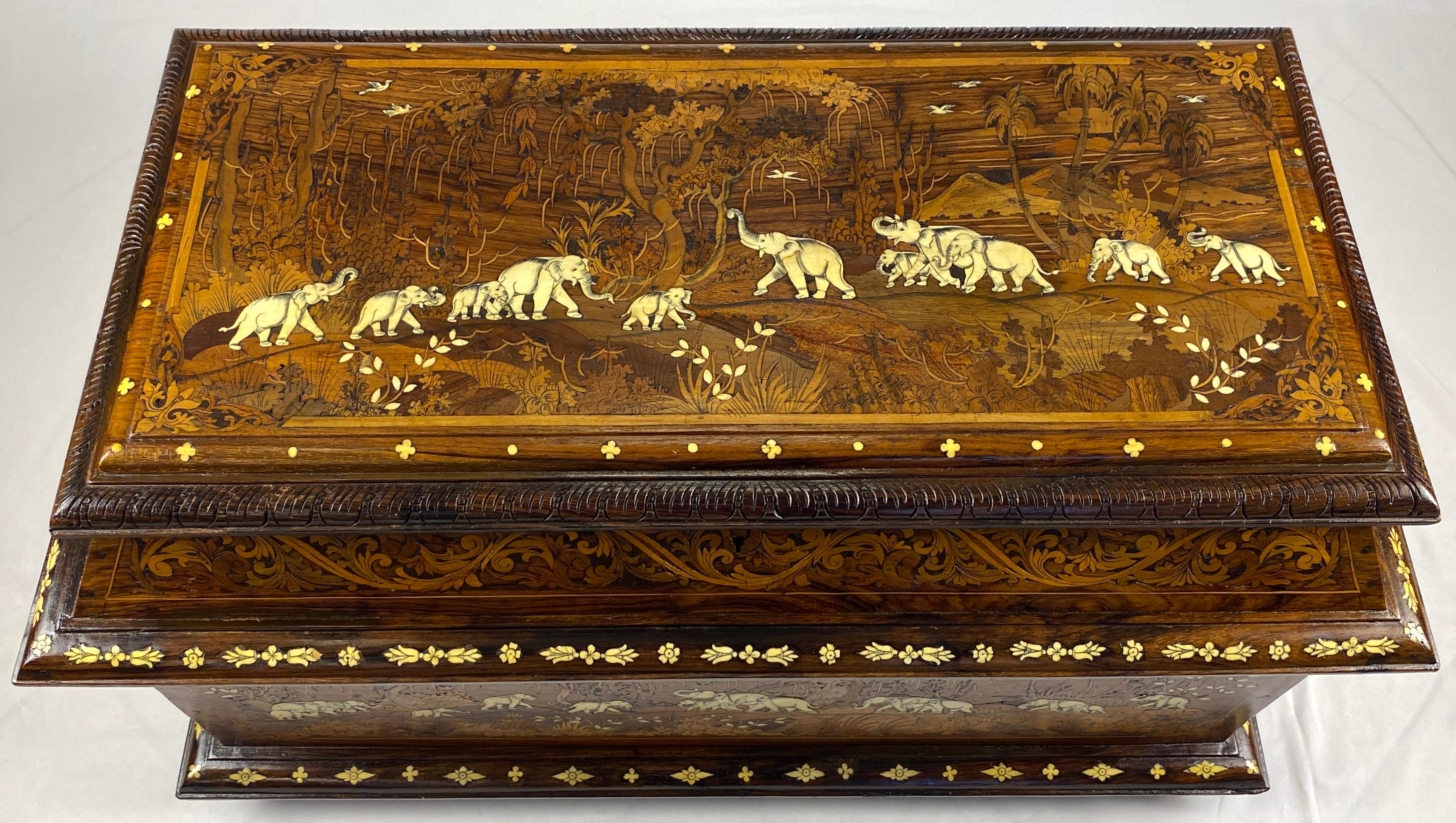 Coffre ou grande commode anglo-indienne du 19ème siècle à motif d'éléphant incrusté en vente 6