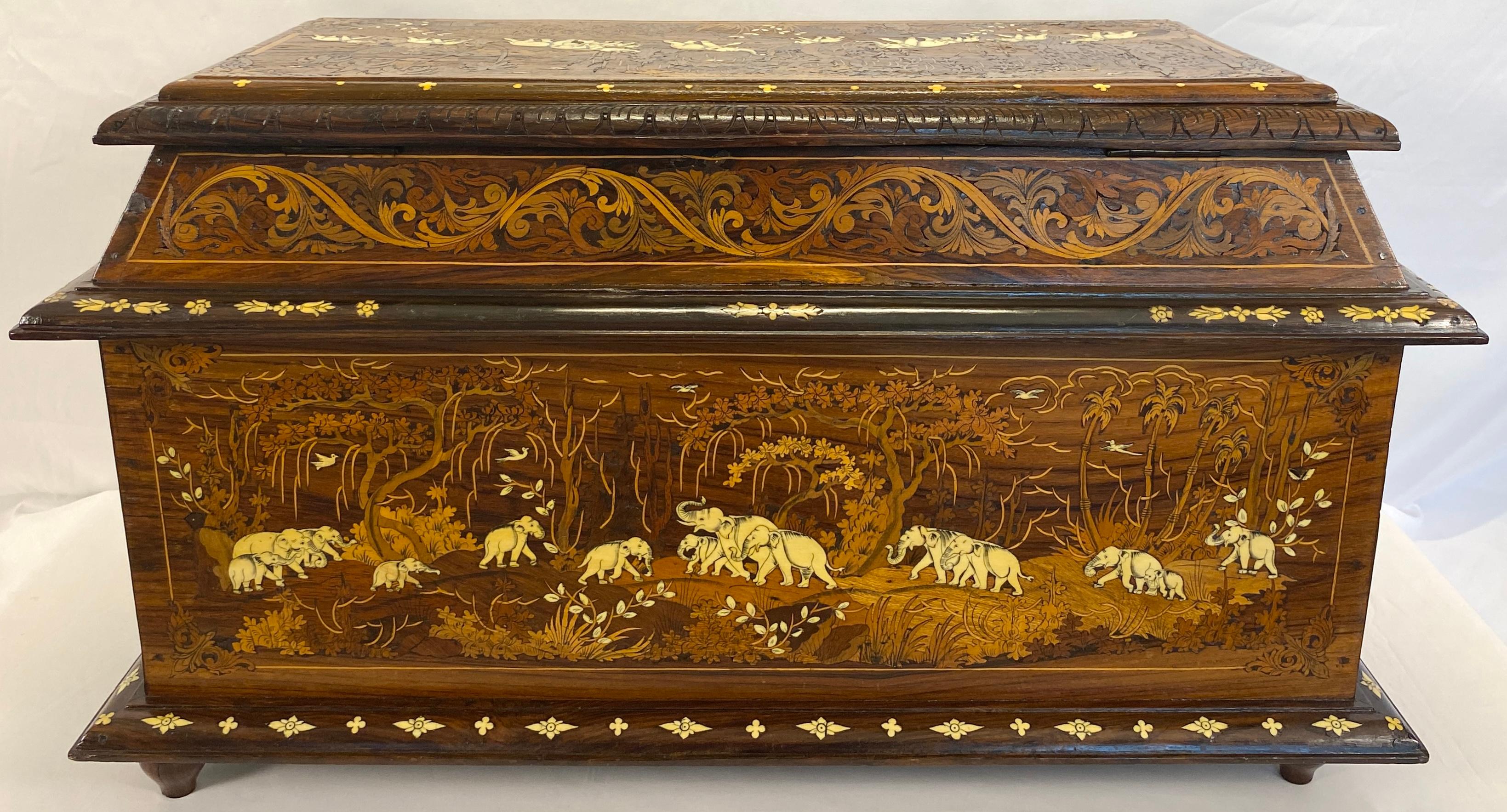 Coffre ou grande commode anglo-indienne du 19ème siècle à motif d'éléphant incrusté en vente 7