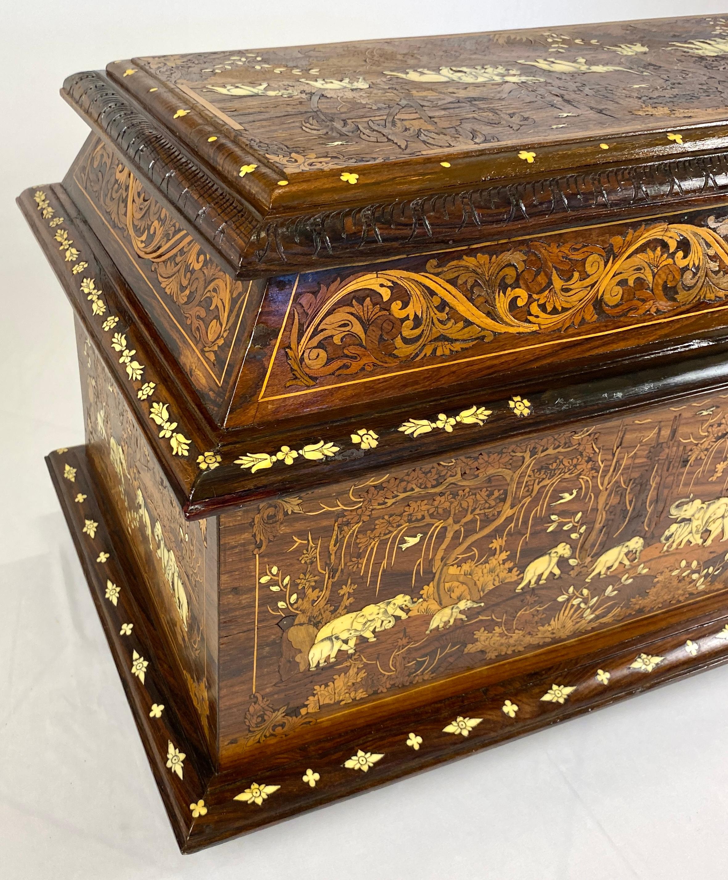 Tronc à motif d'éléphant en marqueterie anglo-indienne de belle qualité du XIXe siècle

Cette exquise malle à motif d'éléphant en marqueterie anglo-indienne du XIXe siècle est un véritable chef-d'œuvre d'artisanat. La trompe est méticuleusement