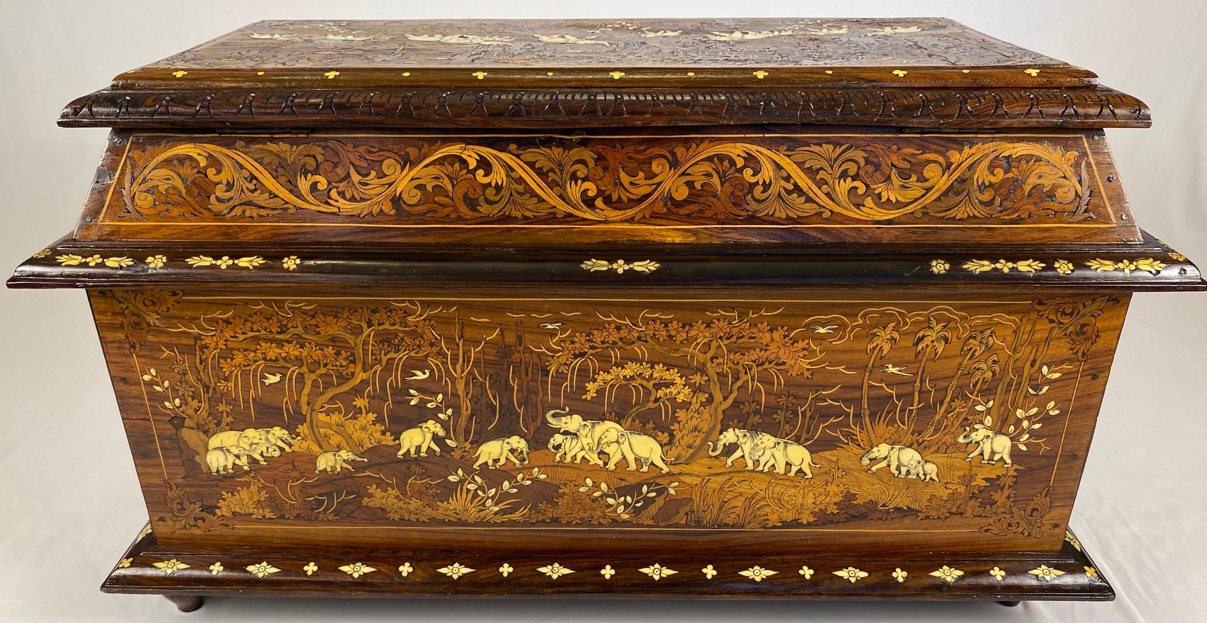 Anglo-indien Coffre ou grande commode anglo-indienne du 19ème siècle à motif d'éléphant incrusté en vente