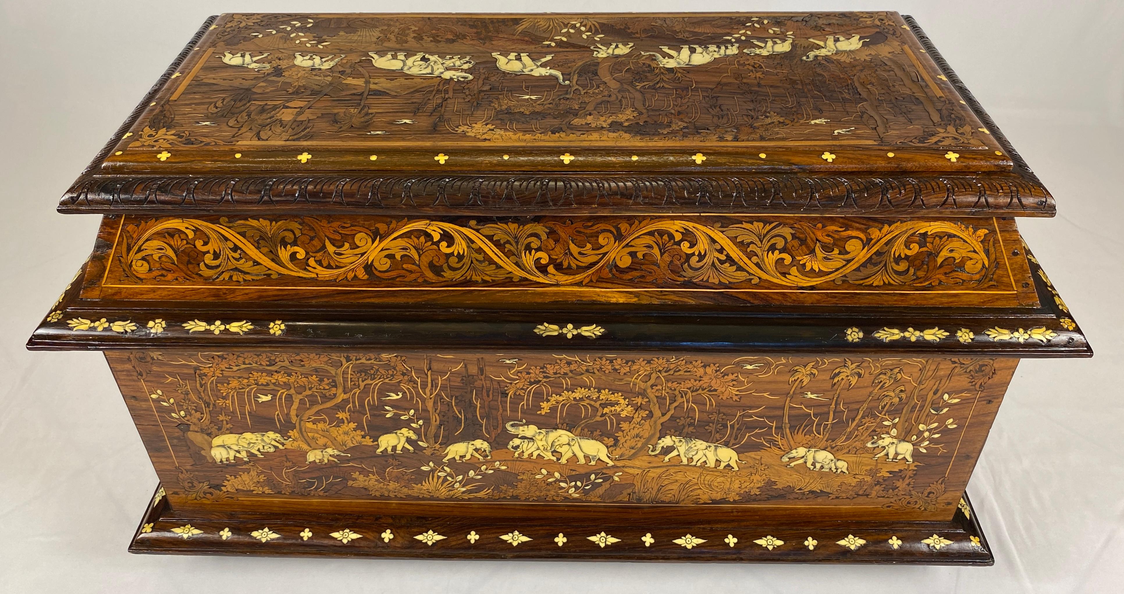 Territoire britannique de l’océan Indien Coffre ou grande commode anglo-indienne du 19ème siècle à motif d'éléphant incrusté en vente