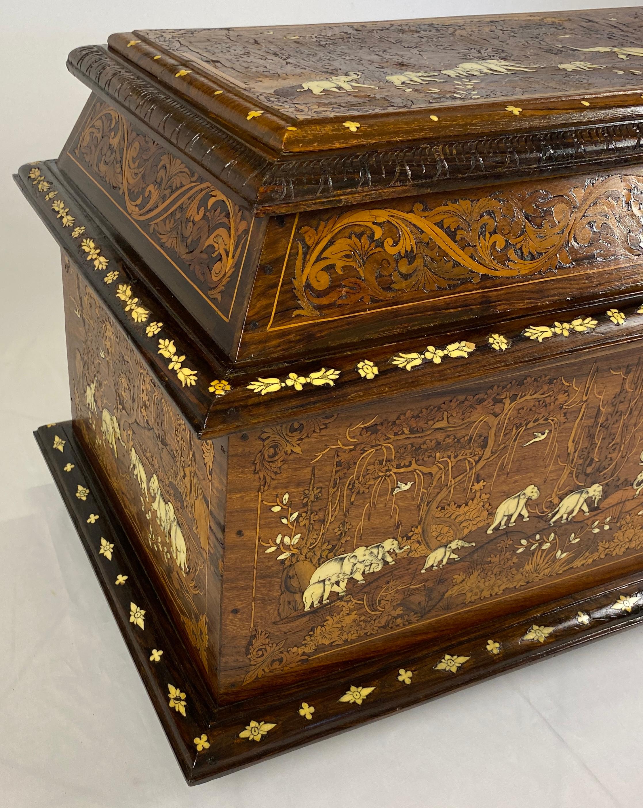 Sculpté à la main Coffre ou grande commode anglo-indienne du 19ème siècle à motif d'éléphant incrusté en vente