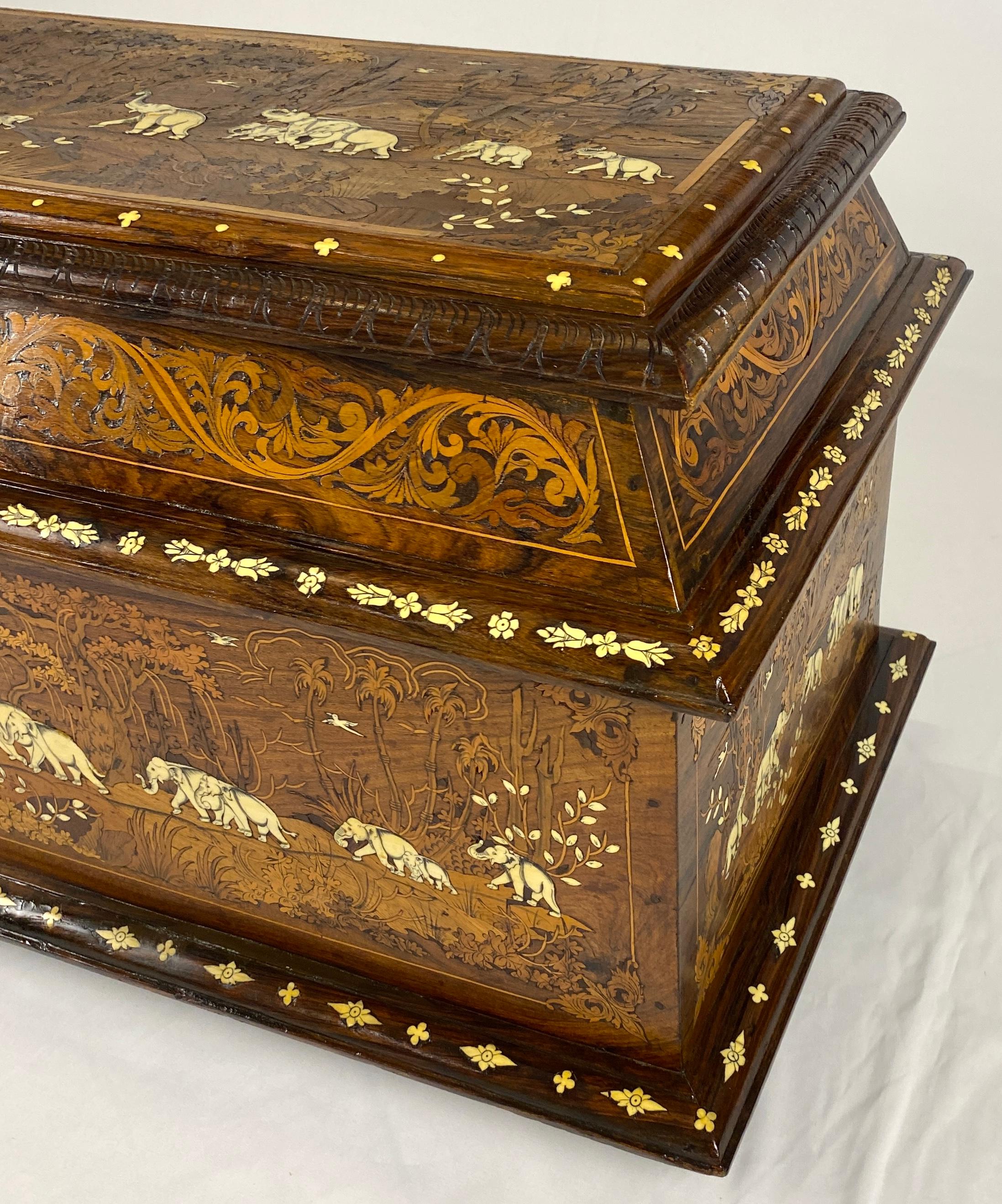 Coffre ou grande commode anglo-indienne du 19ème siècle à motif d'éléphant incrusté Bon état - En vente à Miami, FL