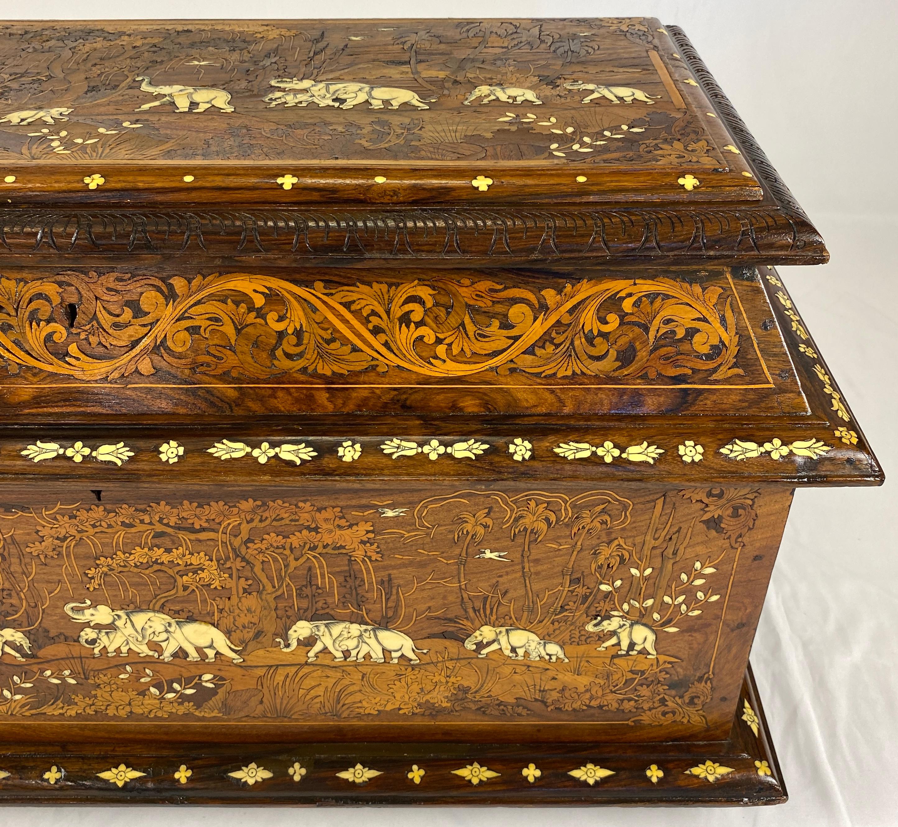 XIXe siècle Coffre ou grande commode anglo-indienne du 19ème siècle à motif d'éléphant incrusté en vente