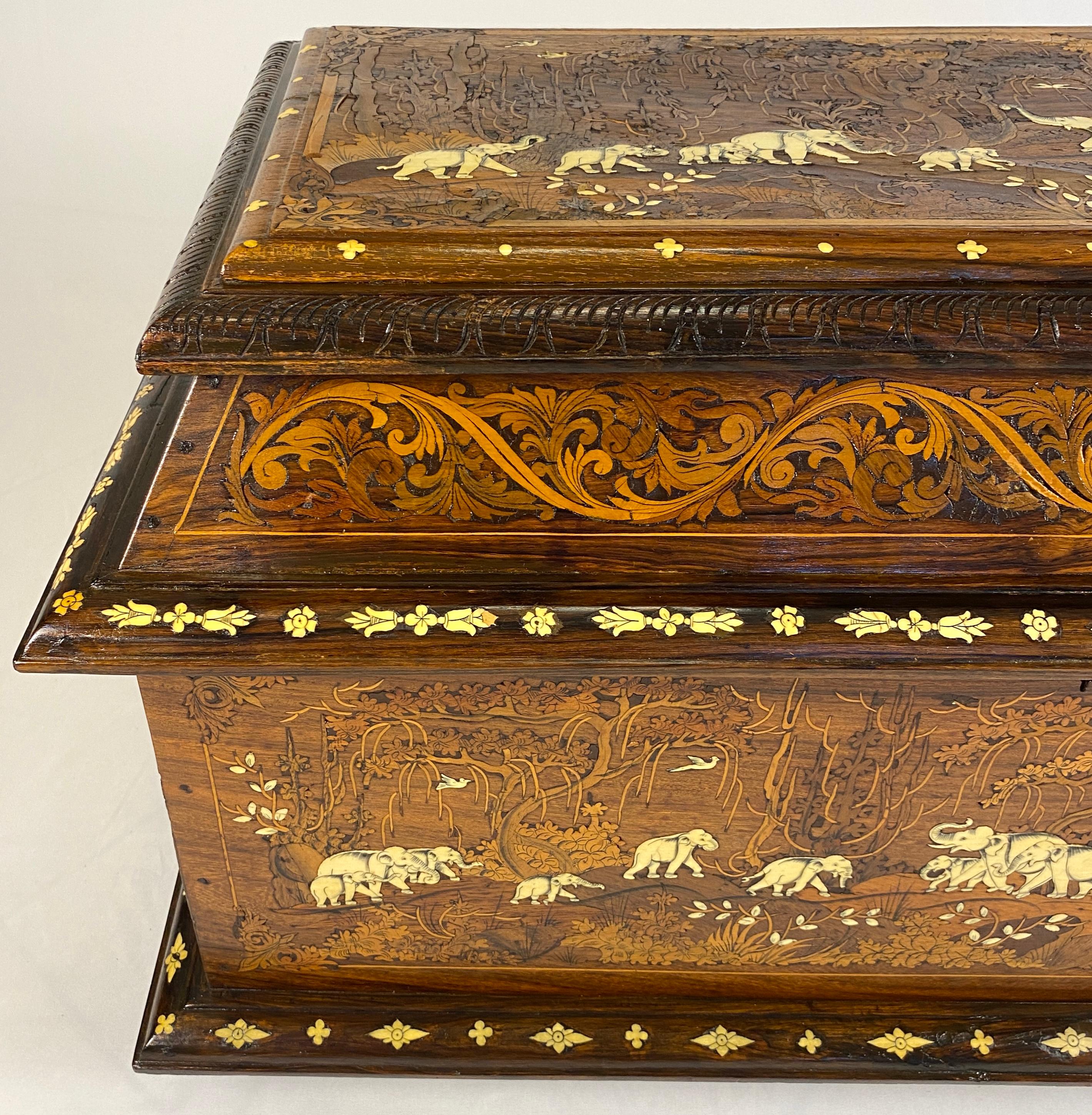Noyer Coffre ou grande commode anglo-indienne du 19ème siècle à motif d'éléphant incrusté en vente