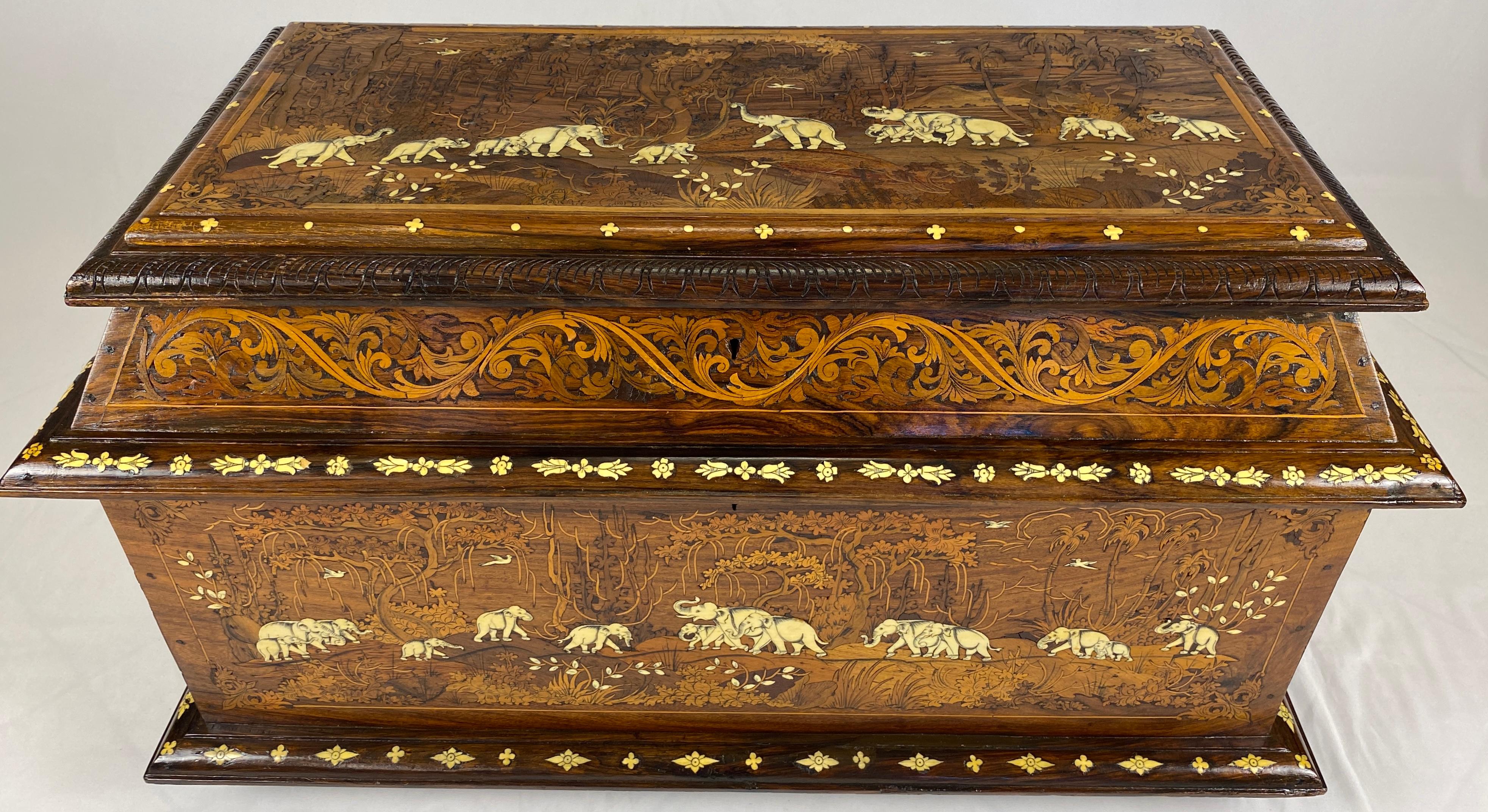 Coffre ou grande commode anglo-indienne du 19ème siècle à motif d'éléphant incrusté en vente 1