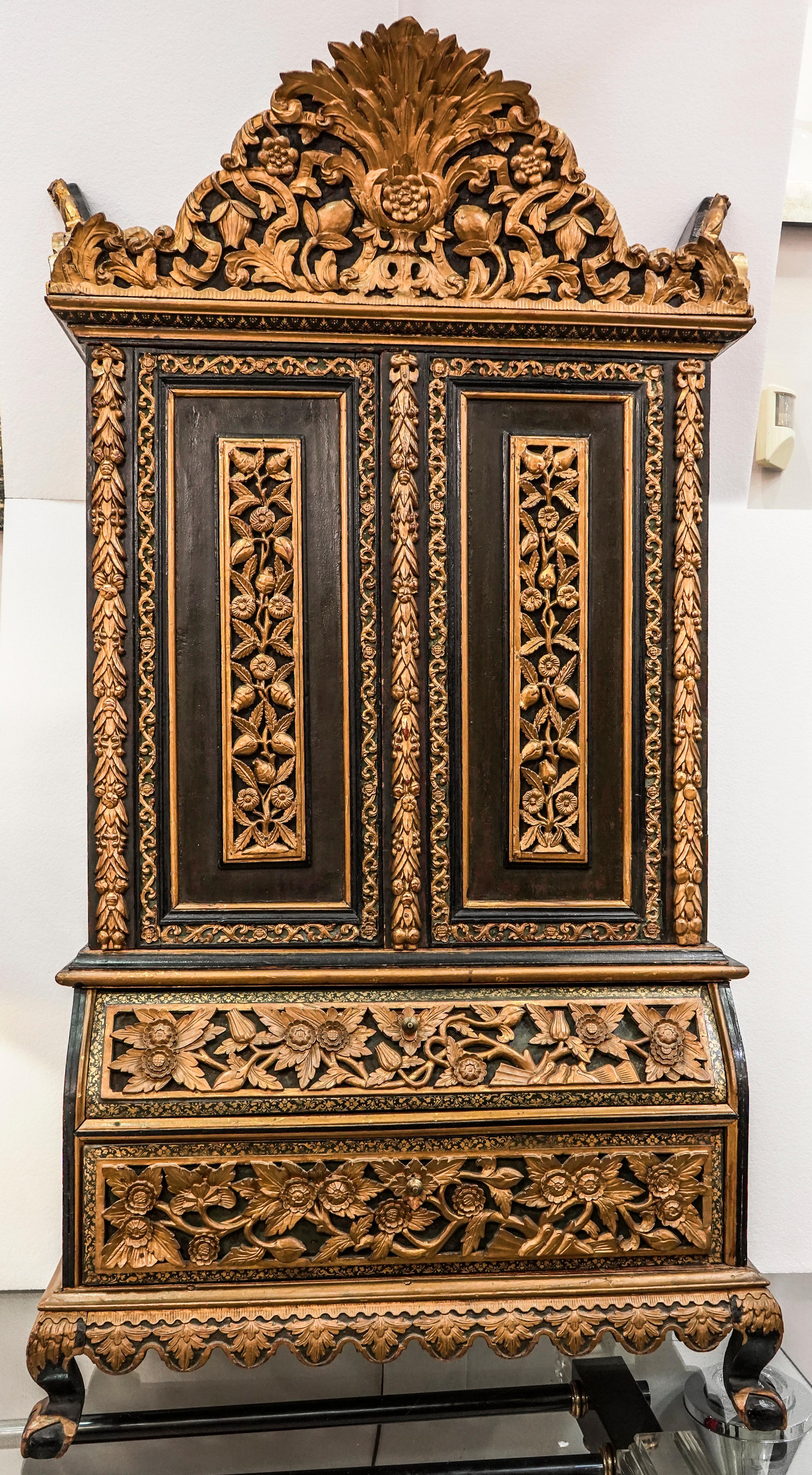 Amazing 19th century Anglo-Indian, period Raj ( British Imperialism ) floral carved and golded wood cabinet, with doors and drawers at the bottom. The interior and exterior side are painted with floral and vegetal motifs.
The unusually high roof