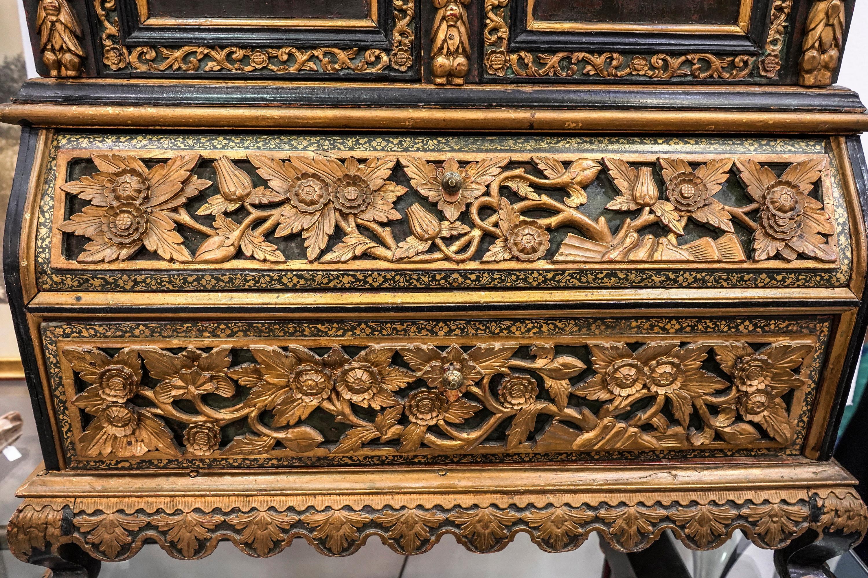 19th Century Anglo-Indian Period Raj Black Floral Carved Golded Wood Cabinet In Good Condition In Valladolid, ES