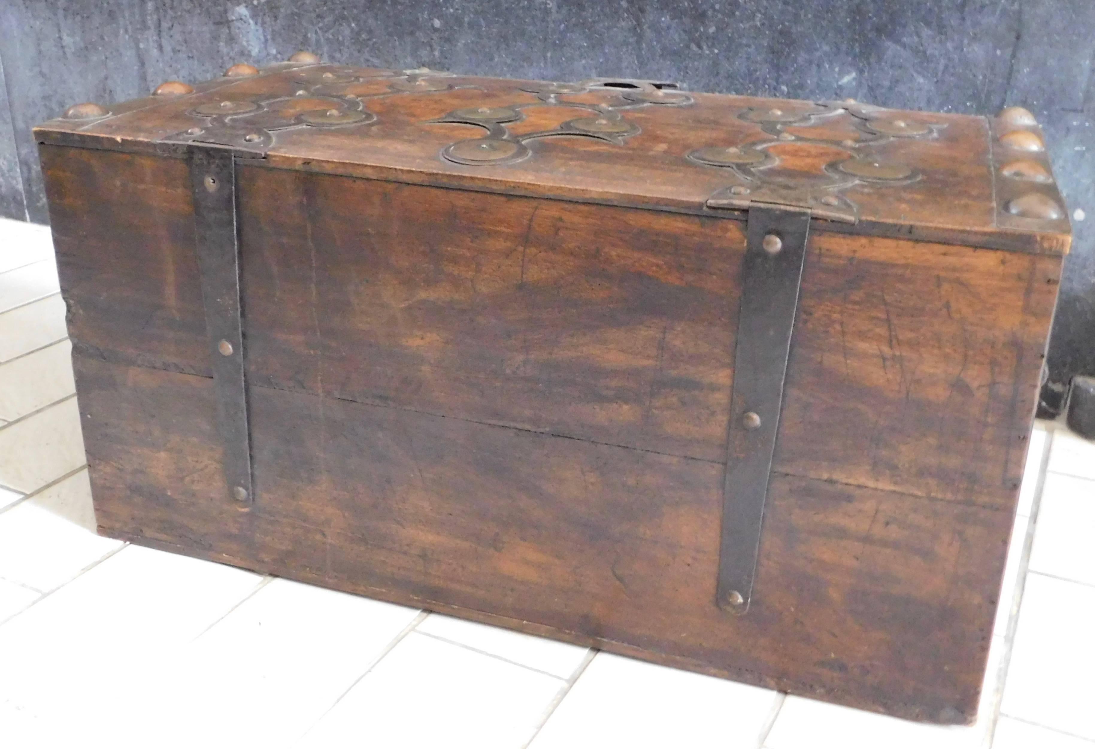 19th Century Anglo Indian NauticaSea Trunk with Brass and Iron Decorative Mounts In Good Condition In Antwerp, BE