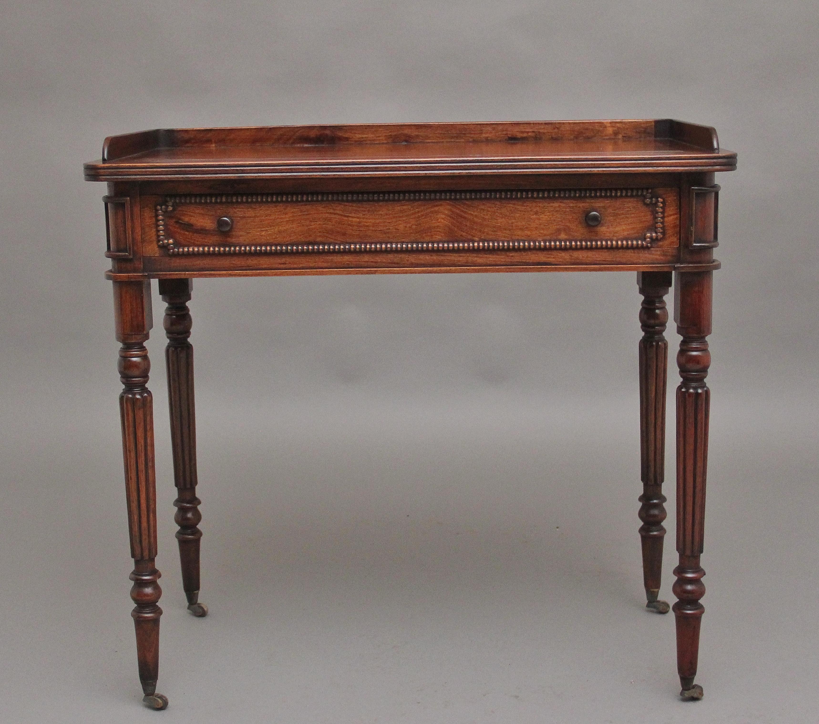 A lovely quality freestanding early 19th Century Anglo Indian side table, having a nice figured top with a reeded edge and having a raised gallery, a single frieze drawer below with the original turned wooden knob handles and decorative intricate