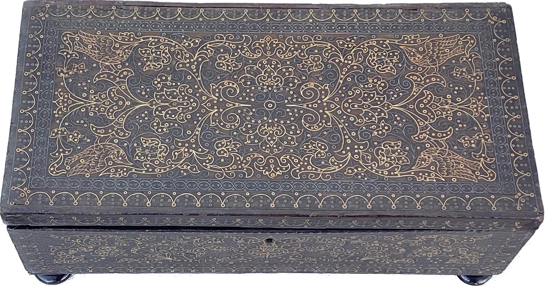 Boîte de commode anglo-indienne du XIXe siècle en argent et laiton incrusté de filigranes. Il s'agit d'une superbe boîte de commode, abondamment incrustée d'argent dans le bois selon un étonnant motif géométrique. Une pièce idéale pour ranger des