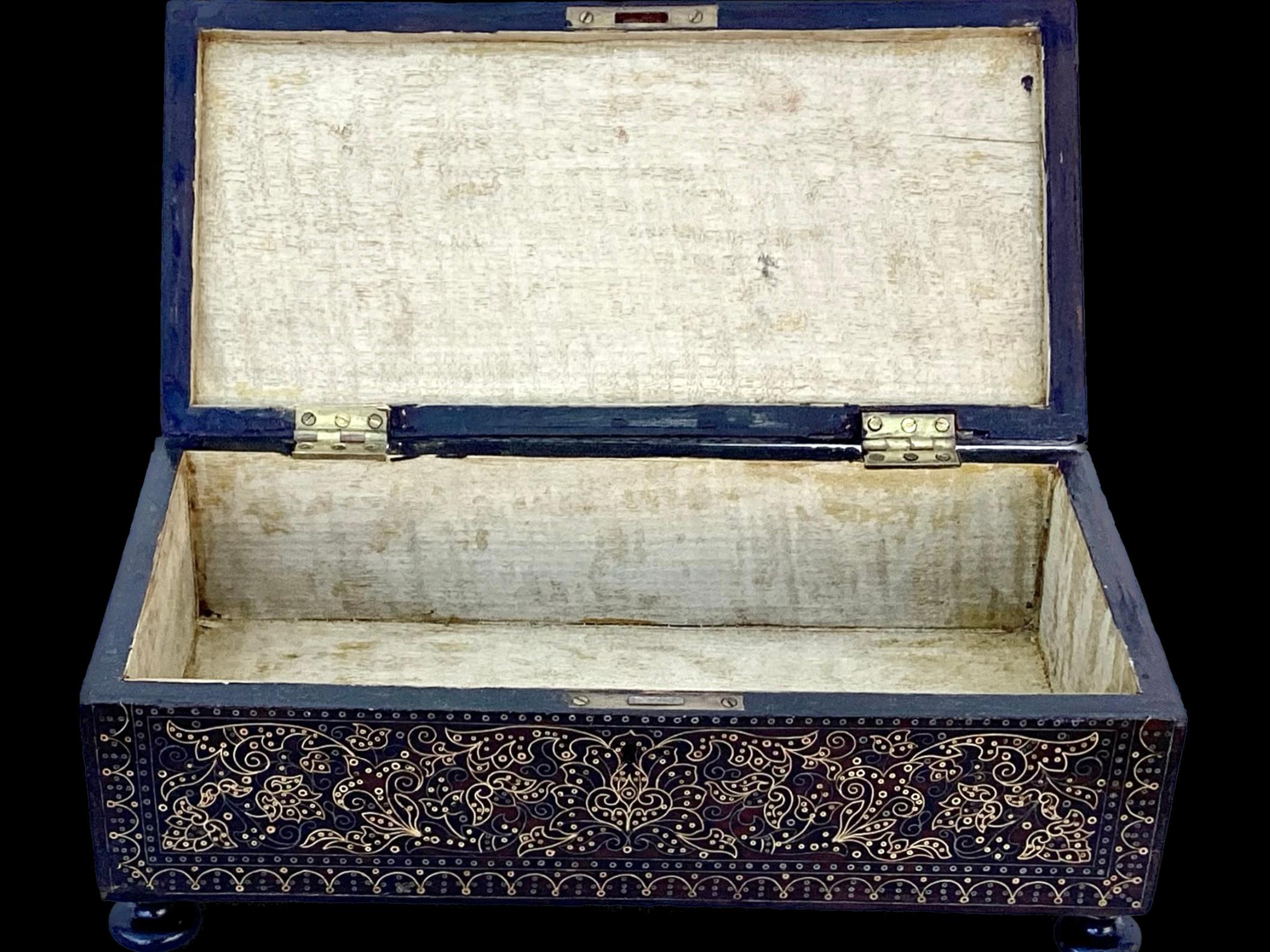 Anglo-indien Boîte de commode anglo-indienne du 19ème siècle en argent et laiton filigrane
