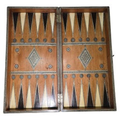 Scatola per scacchi e backgammon del XIX secolo in argento intarsiato anglo-indiano