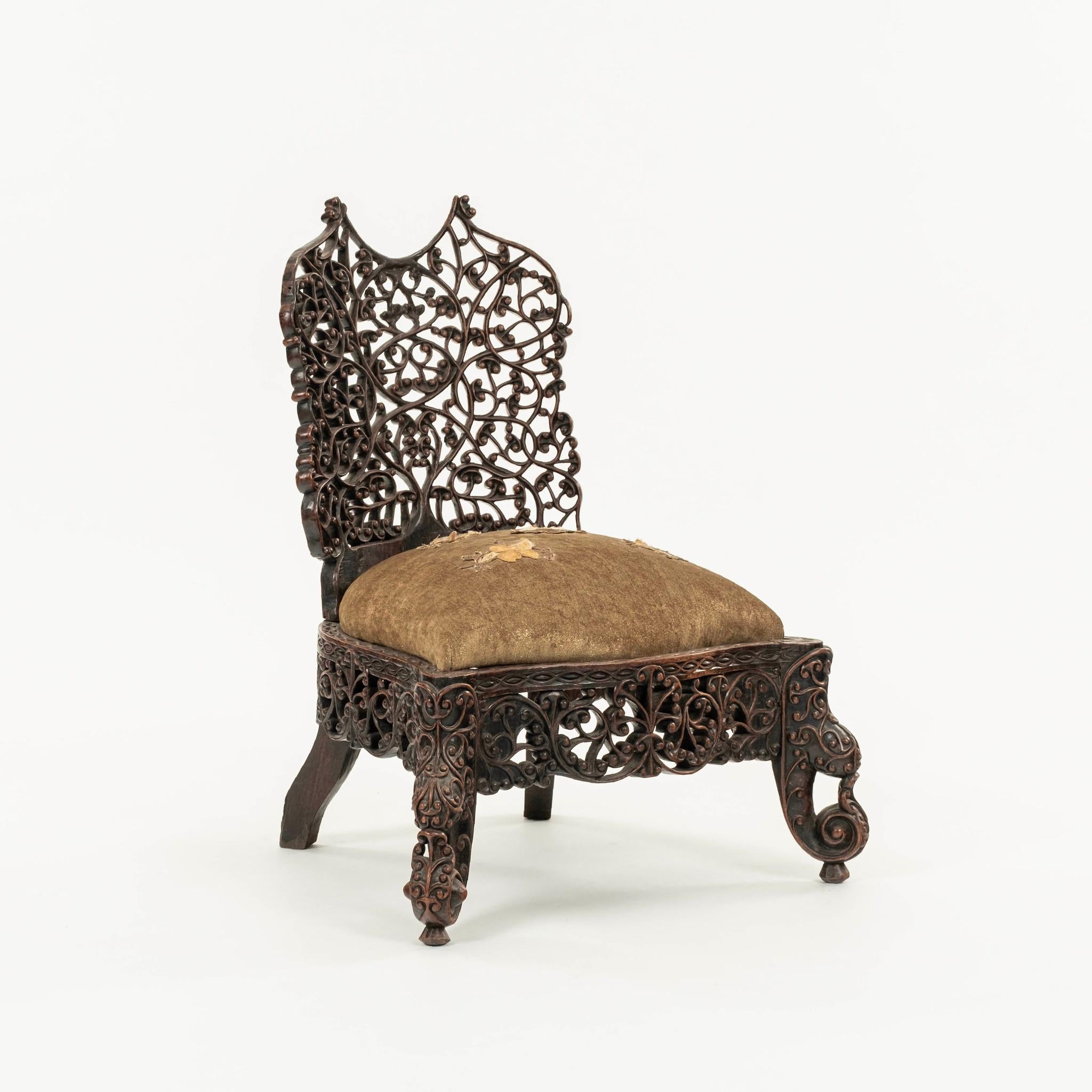 Sedia a pantofola anglo-indiana del XIX secolo con seduta originale imbottita e ricamata.