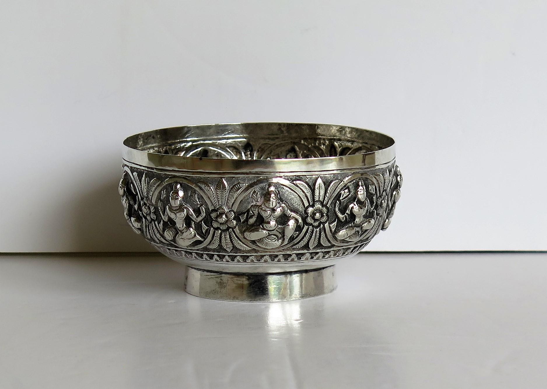 19th Century Anglo Indian Solid Silver small Bowl hand made with chased Dieties In Good Condition For Sale In Lincoln, Lincolnshire