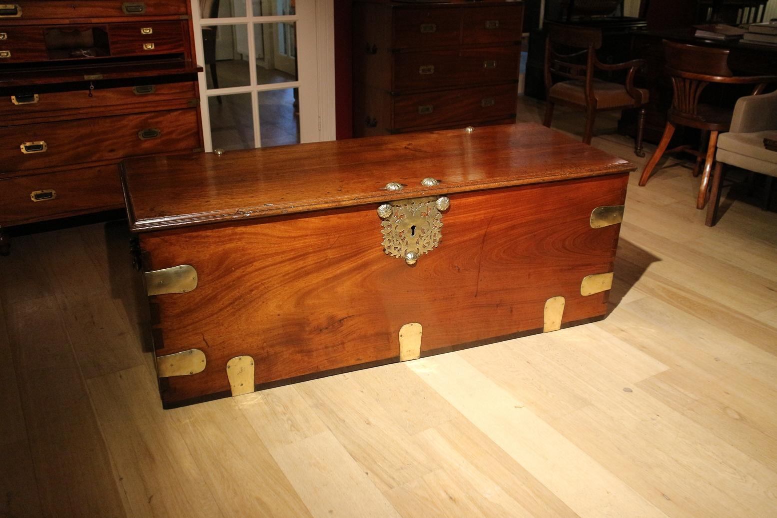 Impressive antique English colonial teak chest. Richly decorated key plate with a picture of peacocks. Also beautifully crafted large carrying handles. The hinges on the inside are also decorated. Beautiful warm color and beautiful quality.

Good