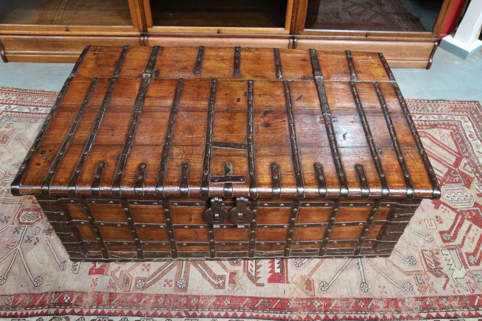 Beautiful antique chest with iron and bronze fittings, good to use as a coffee table.
Origin: Colonial India
Period: circa 1860
Size: 127cm x 78cm x H.48cm.