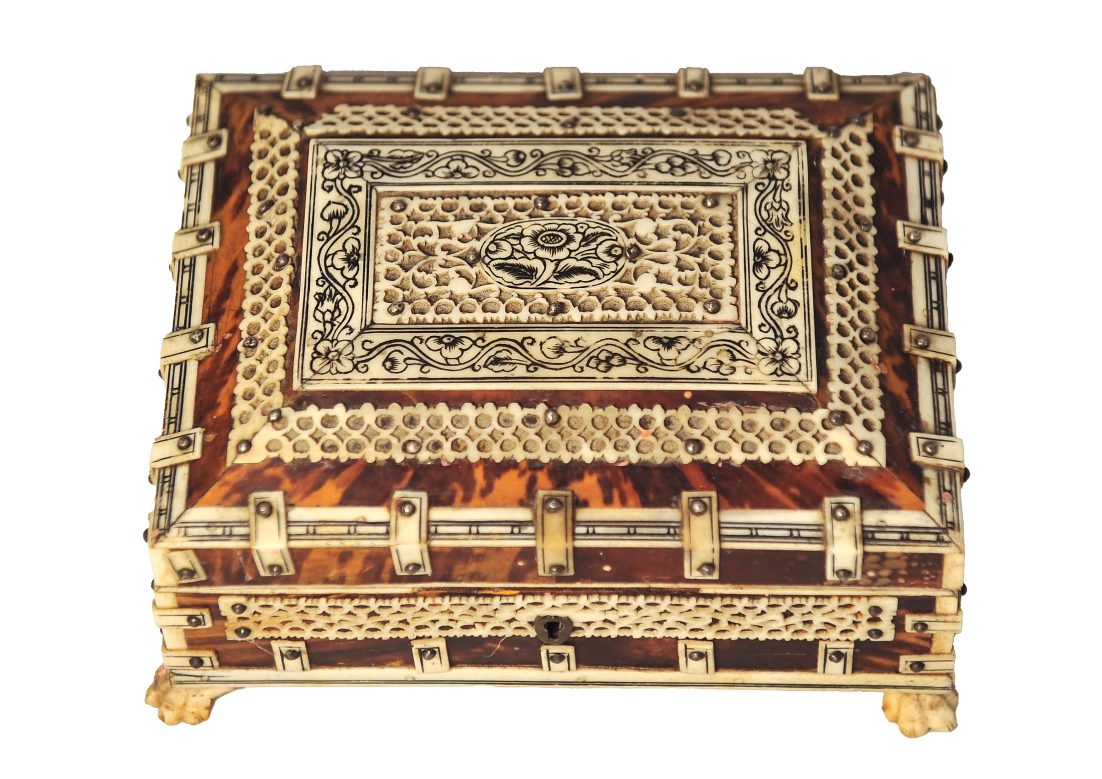 19. Jahrhundert Anglo Indian Tortoiseshell und Bone Blue Velvet Lined Trinket Box.