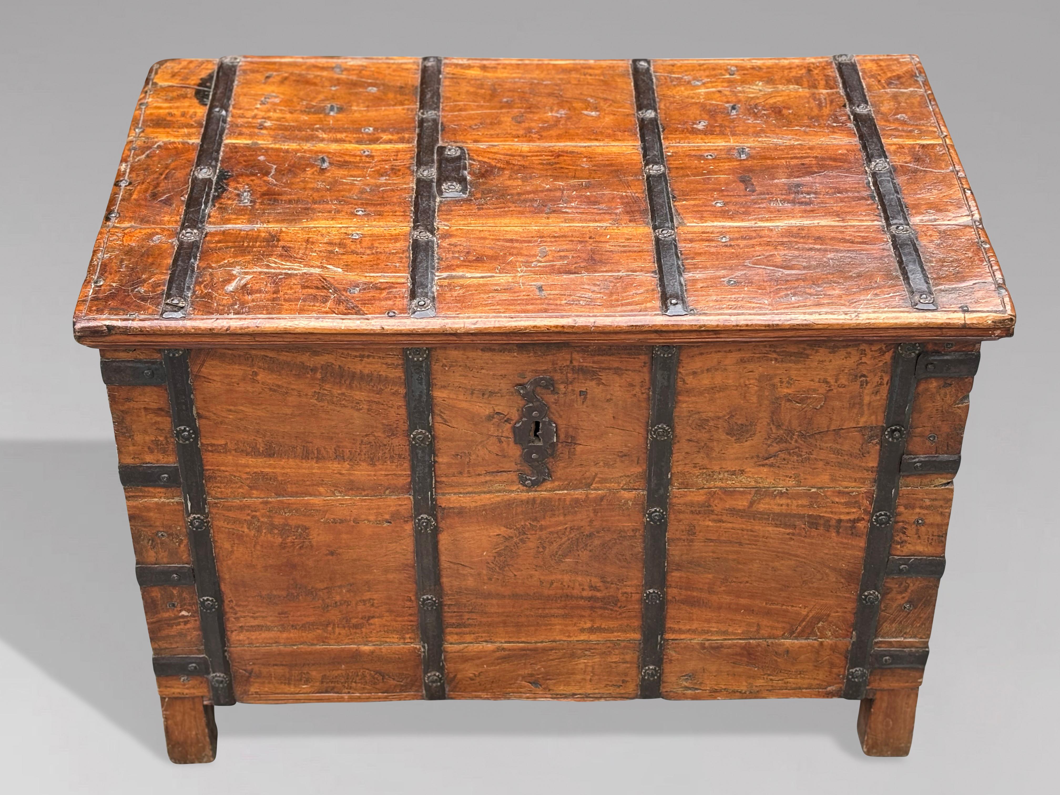 Colonial britannique Malle anglo-indienne du 19ème siècle en vente