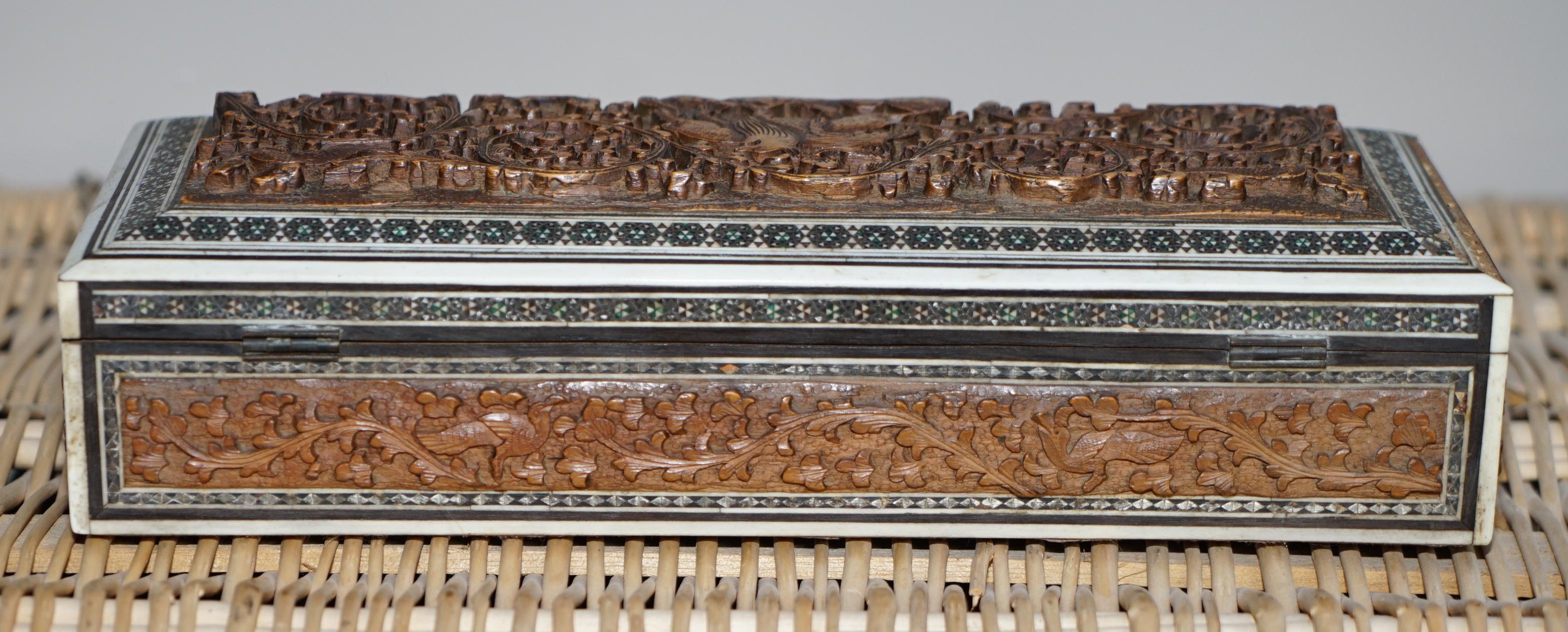 Boîte de sandales anglo-indienne Vizagapatam sculptée du 19ème siècle avec incrustations de micro-mosaïques en vente 3