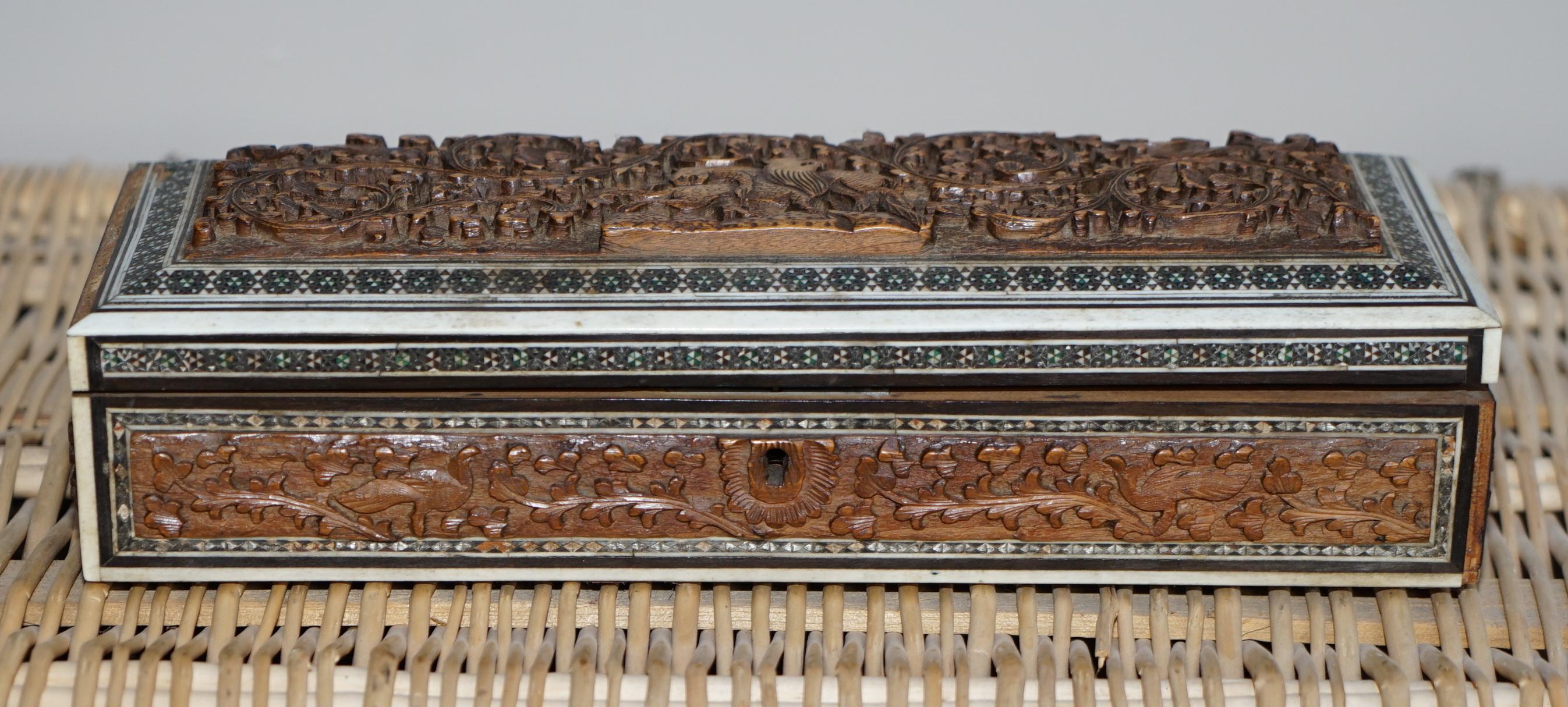 Nous sommes ravis de proposer à la vente cette jolie boîte anglo-indienne du XIXe siècle en bois de santal sculpté et incrusté de Vizagapatam.

Boîte anglo-indienne du milieu du XIXe siècle en bois de santal sculpté de Vizagapatam, avec