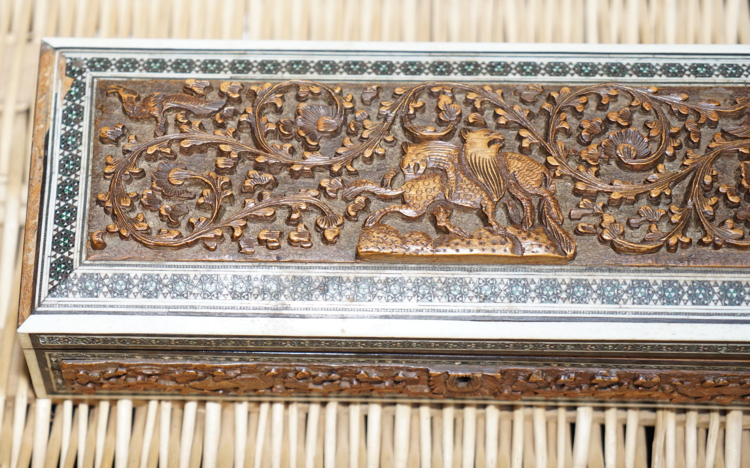 Indien Boîte de sandales anglo-indienne Vizagapatam sculptée du 19ème siècle avec incrustations de micro-mosaïques en vente