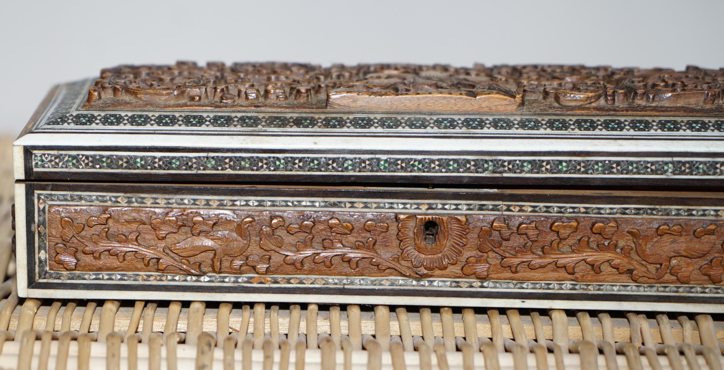 Bois Boîte de sandales anglo-indienne Vizagapatam sculptée du 19ème siècle avec incrustations de micro-mosaïques en vente