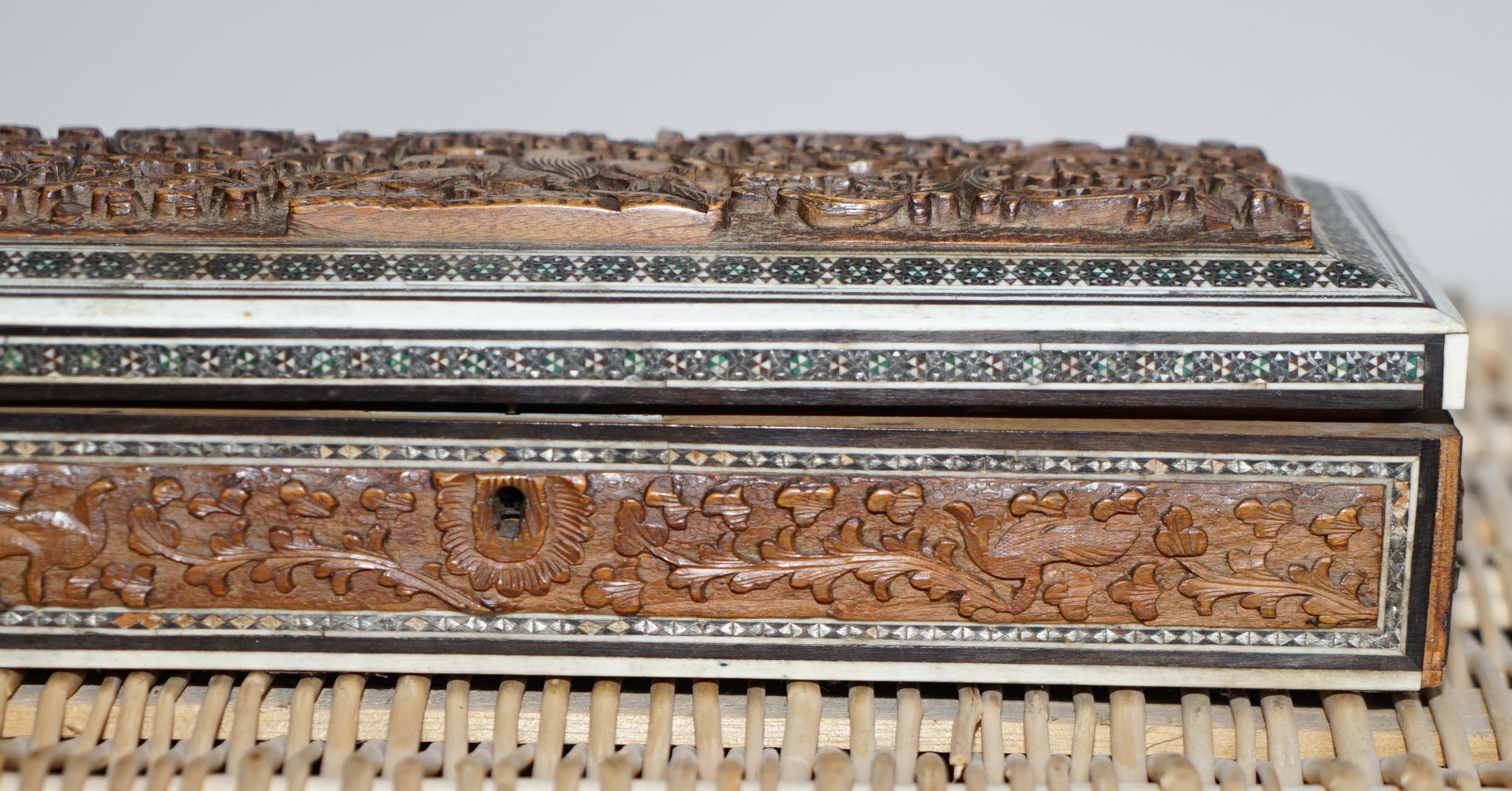 Boîte de sandales anglo-indienne Vizagapatam sculptée du 19ème siècle avec incrustations de micro-mosaïques en vente 1