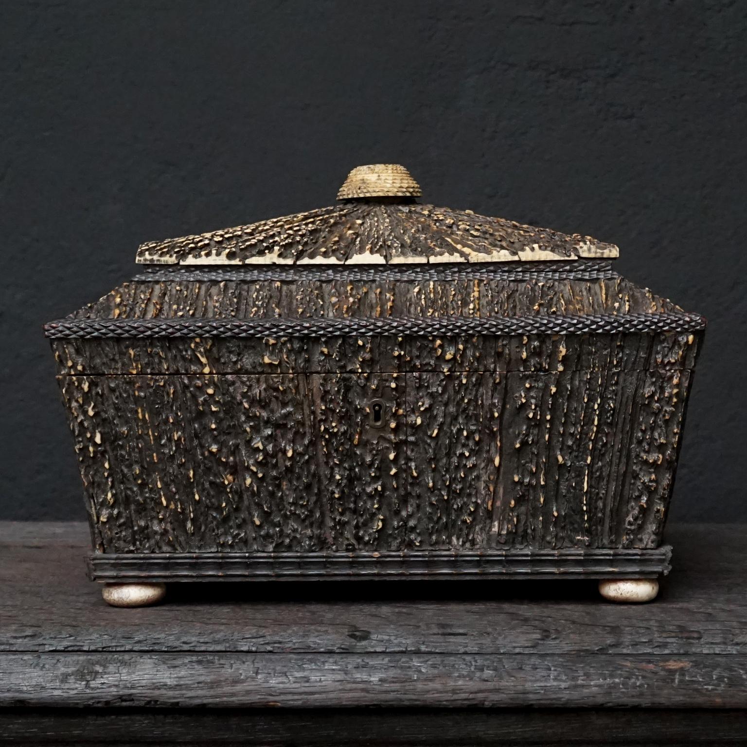 Very heavy and decorative mid-19th century Anglo-Indian sewing box made in Vizagapatam, India, circa 1860.
The box is made of sandalwood but covered in sections of carved antler horn and bone.
With working key and lock.

Anglo-Indian boxes were