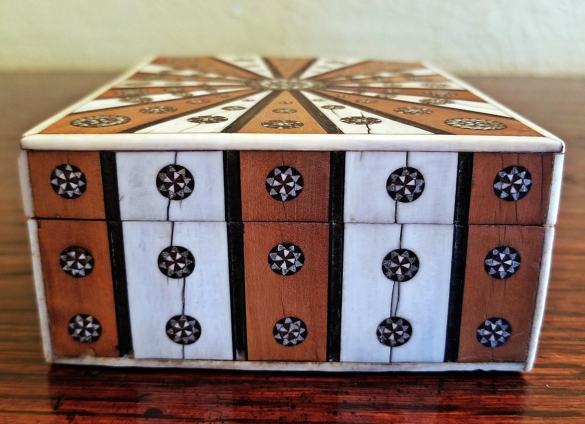 19th Century Anglo Indian Vizagapatam Sunburst Pattern Rectangular Box In Fair Condition In Dallas, TX
