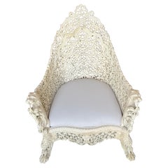 Sillón angloindio del siglo XIX lacado en blanco y tallado con motivos de leones perforados