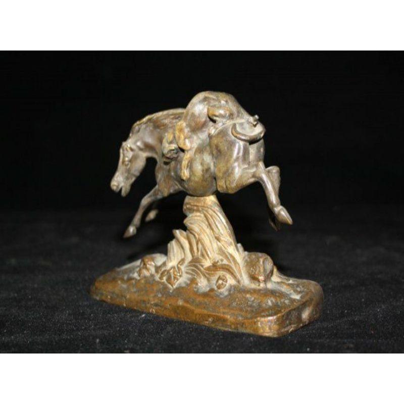 Bronze animalier du 19e siècle non signé représentant une panthère attaquant un cheval, la queue du cheval est manquante. Les dimensions sont de 12 cm de haut, 15 cm de large et 7 cm de profondeur.

Informations complémentaires :
Matériau : bronze