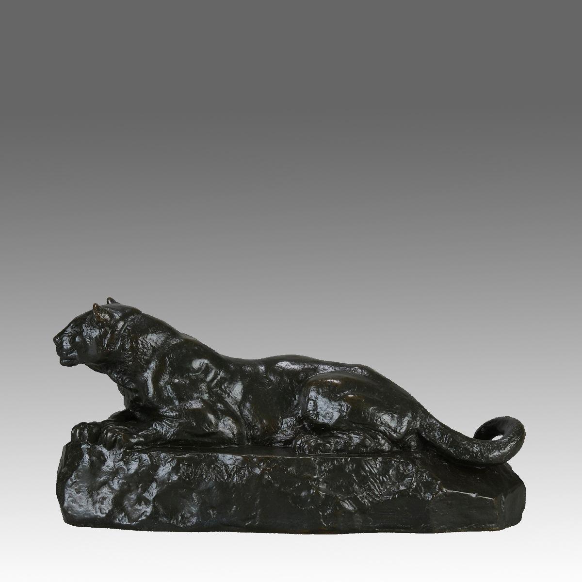Eine hervorragende französische Animalier-Bronzestudie aus der Mitte des 19. Jahrhunderts, die einen kräftigen Panther zeigt, der auf einem naturalistischen Felsen ruht. Die Oberfläche der Bronze hat eine hervorragende herbstliche Patina und sehr