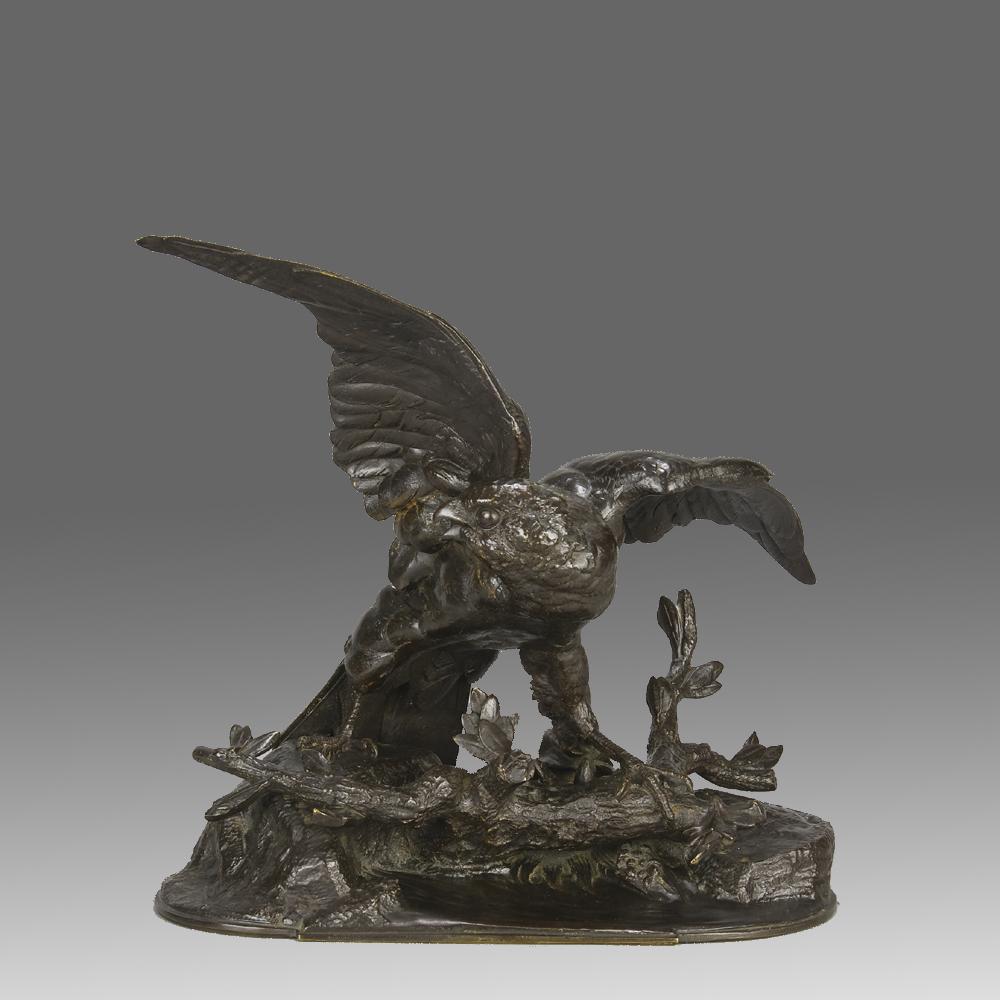 Excellente étude en bronze animalier français du milieu du XIXe siècle représentant un faucon perché sur une branche, le bec ouvert et les ailes déployées en guise d'équilibre. Le bronze présente d'excellents détails de surface ciselés à la main et