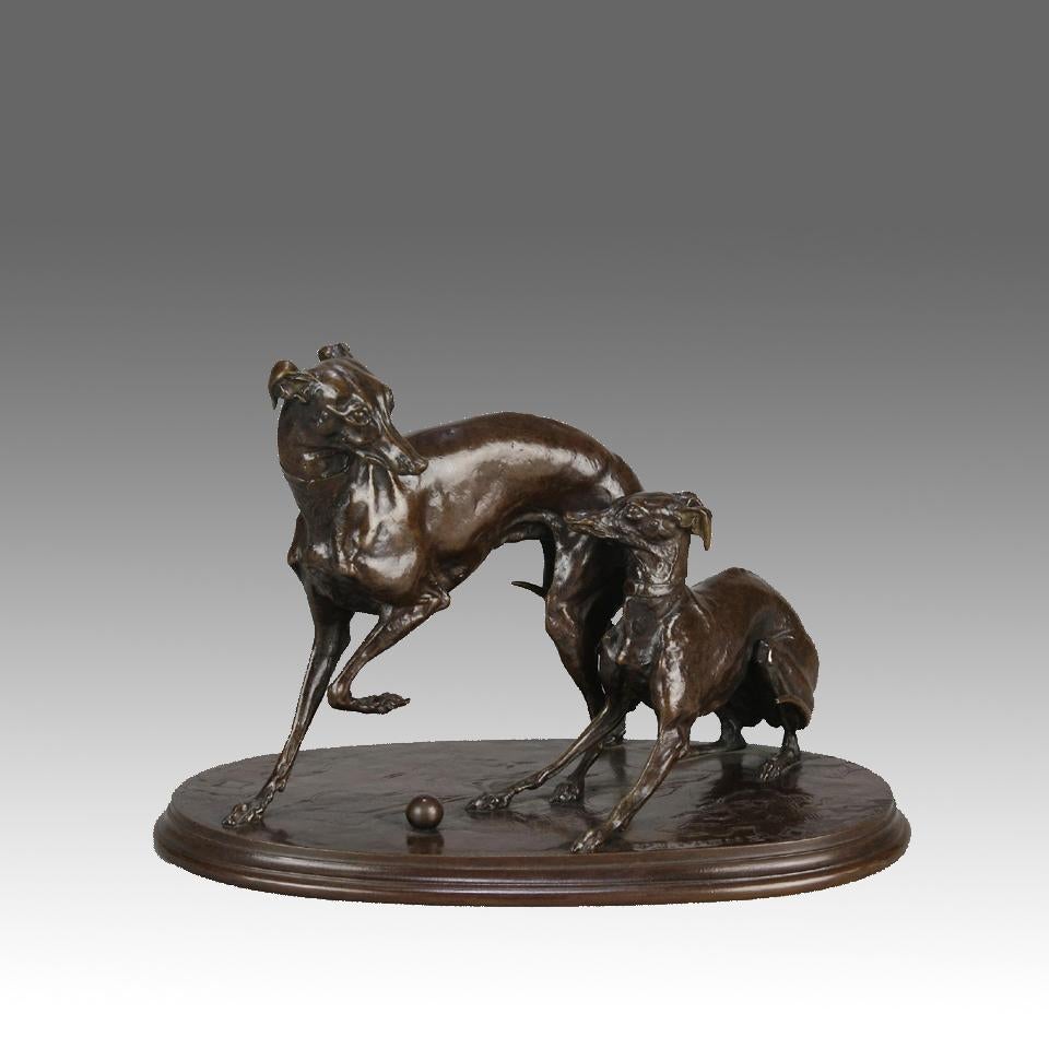 Delizioso studio in bronzo Animalier francese della metà del XIX secolo che raffigura due whippet che giocano con una palla su una base naturalistica che rappresenta un tappeto in un interno. La superficie del bronzo presenta una ricca patinatura
