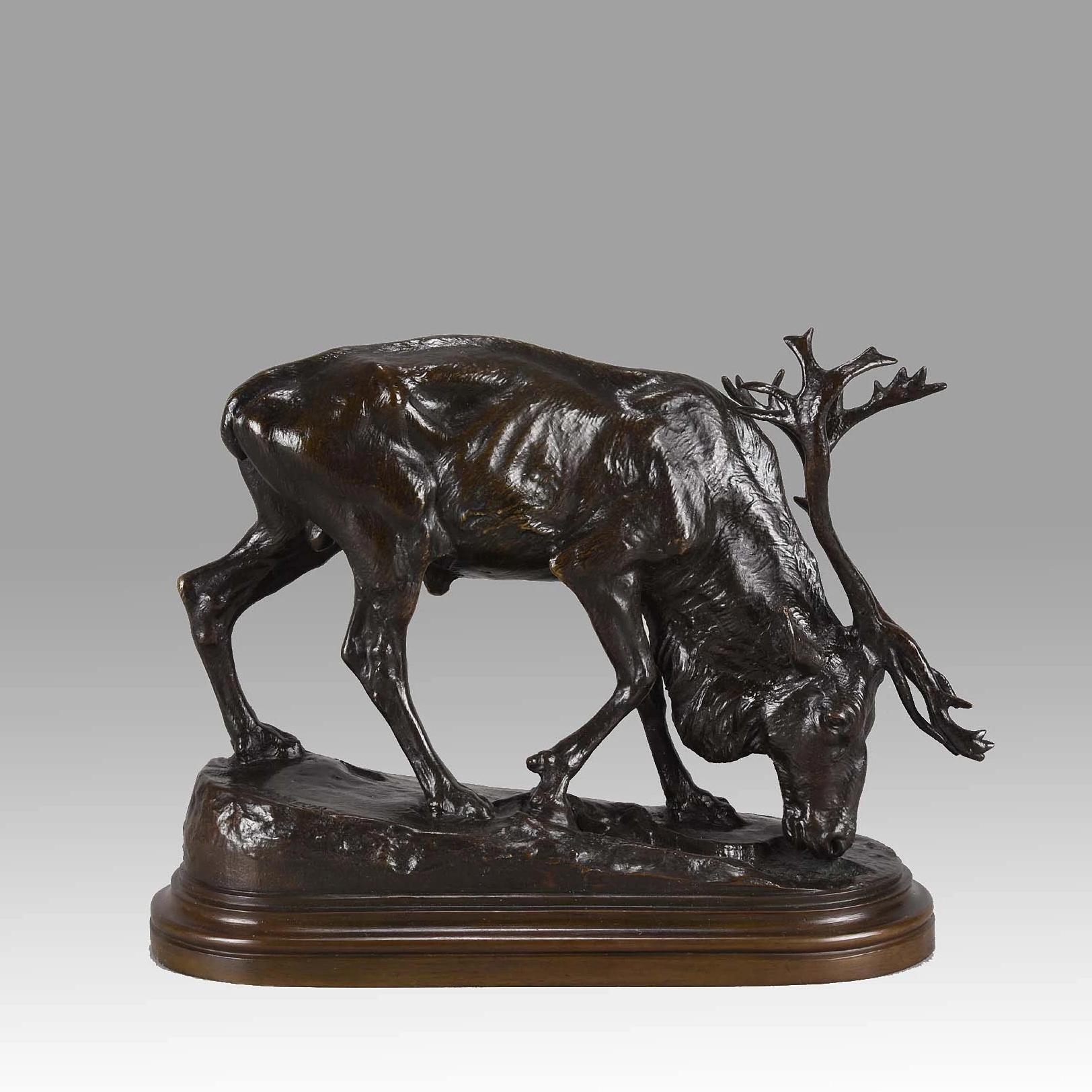 Excellente étude en bronze animalier de la fin du 19e siècle représentant un renne en train de se nourrir, avec une riche couleur brune et de très beaux détails de surface ciselés et gravés à la main, reposant sur une base naturaliste à gradins,